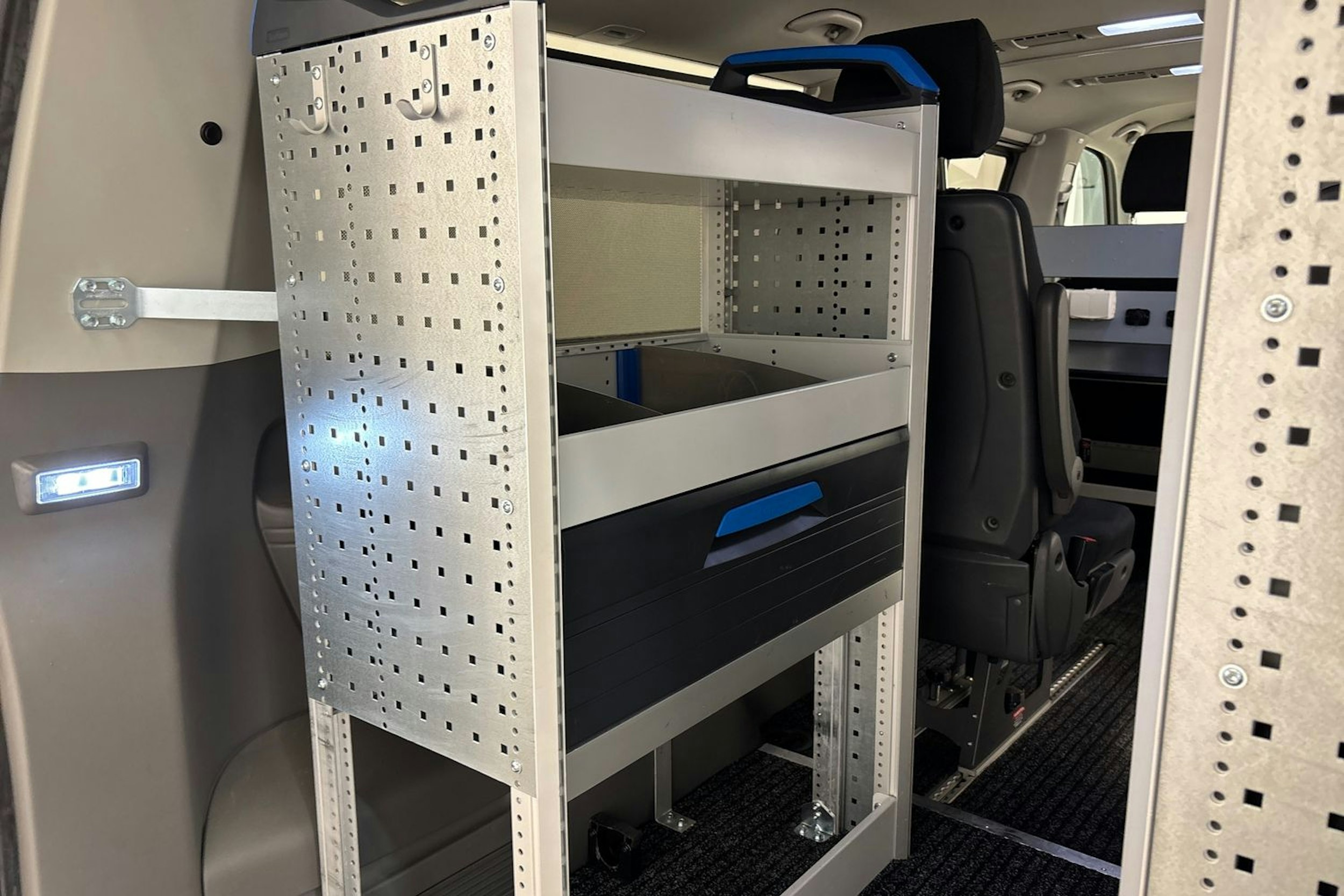 valkoinen Volkswagen Caravelle 2021 kuva 24.