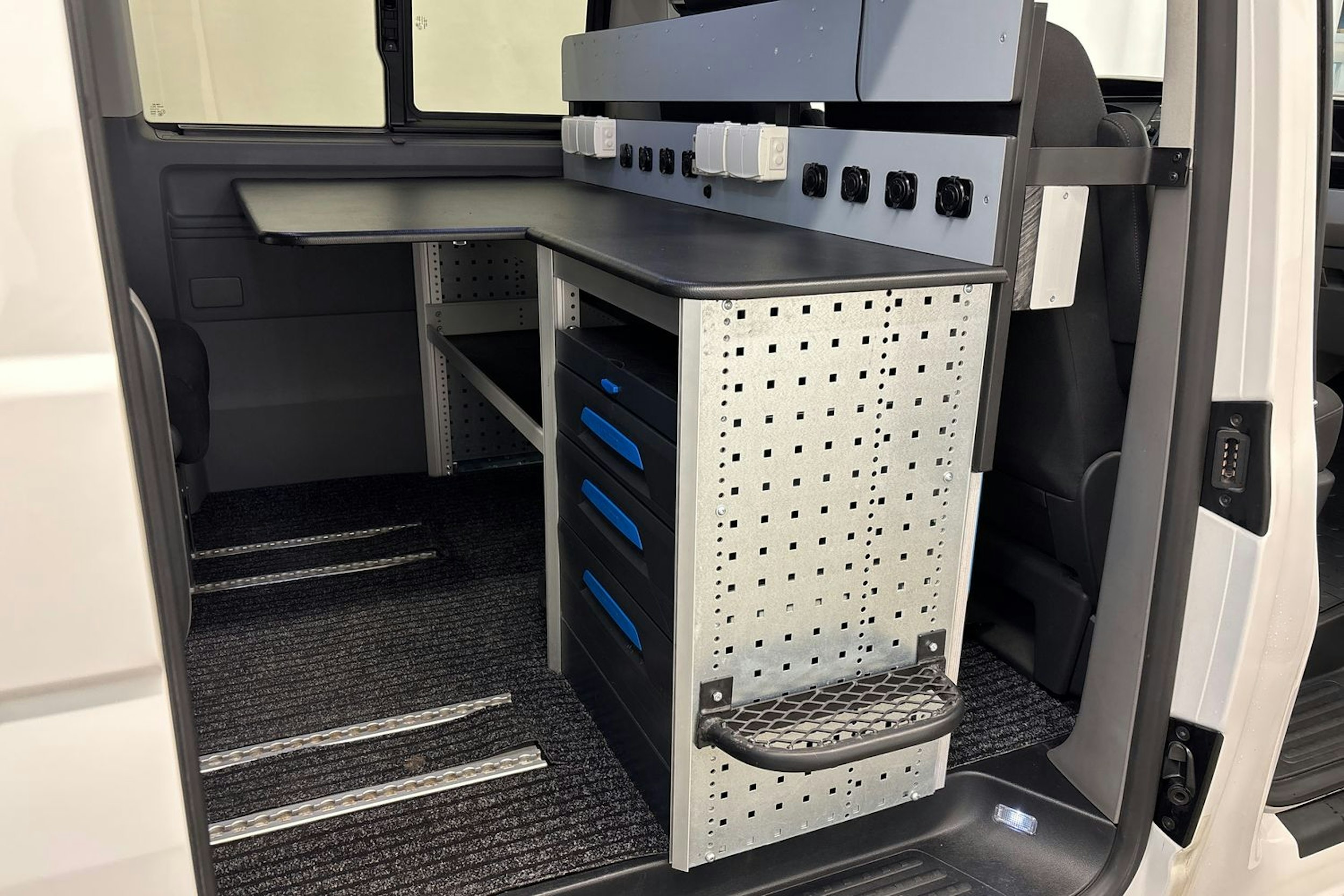 valkoinen Volkswagen Caravelle 2021 kuva 25.