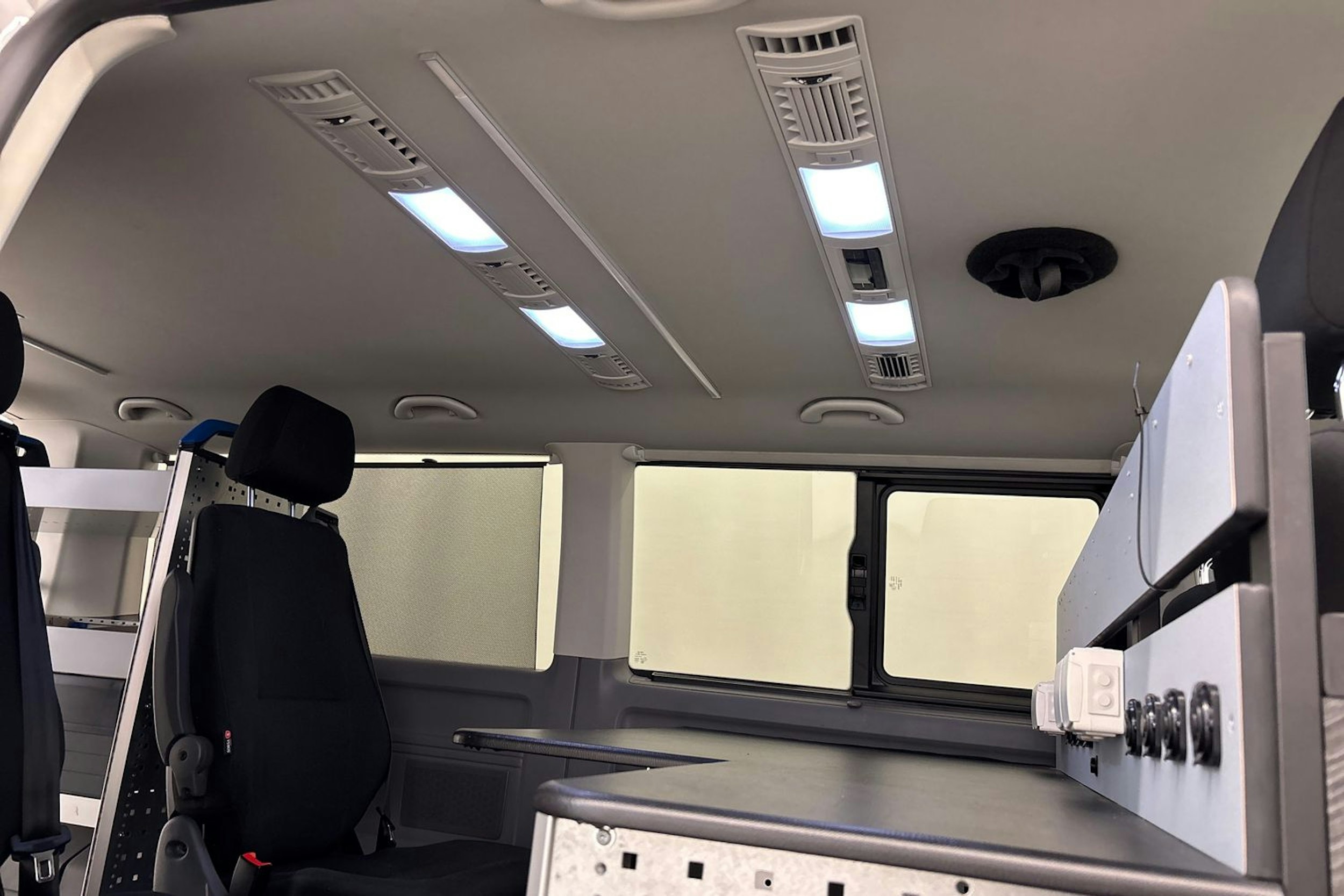 valkoinen Volkswagen Caravelle 2021 kuva 28.