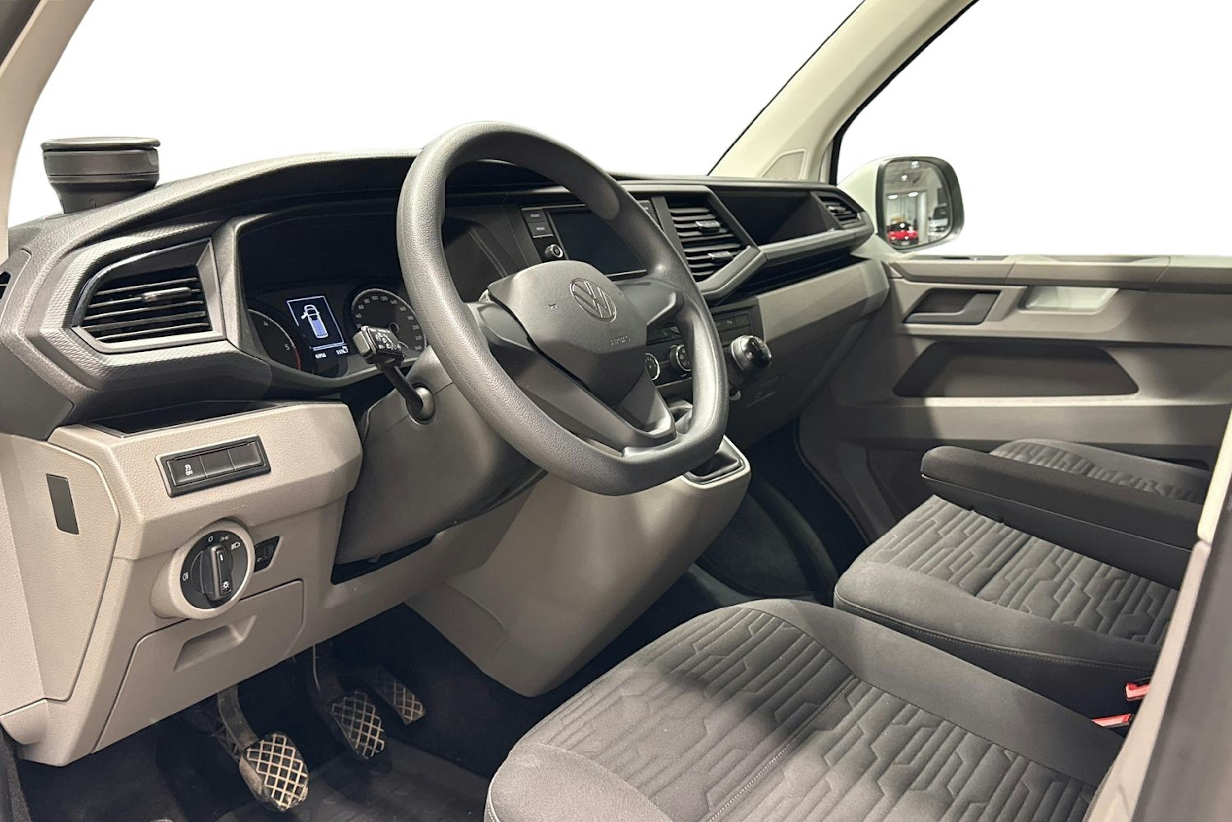 Valkoinen Volkswagen CARAVELLE 2021 kuva 7.