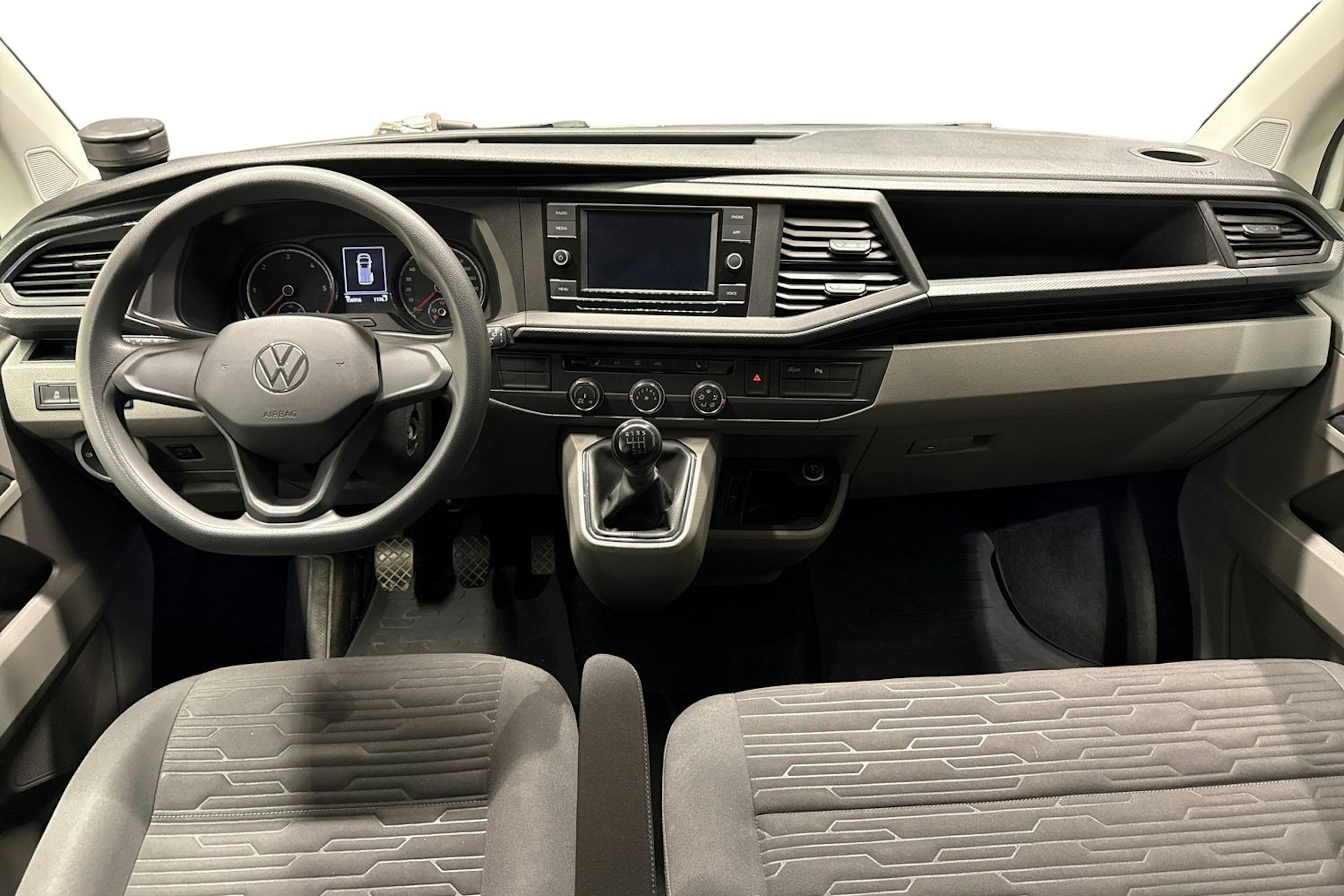 Valkoinen Volkswagen CARAVELLE 2021 kuva 9.