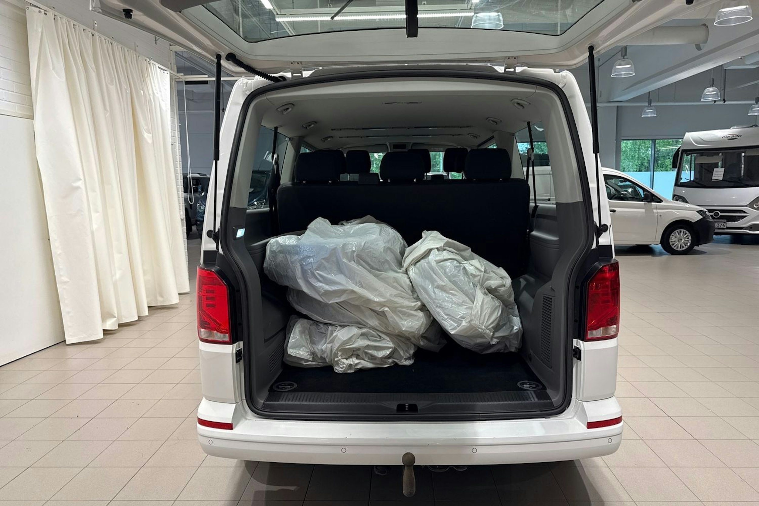 Valkoinen Volkswagen CARAVELLE 2021 kuva 15.