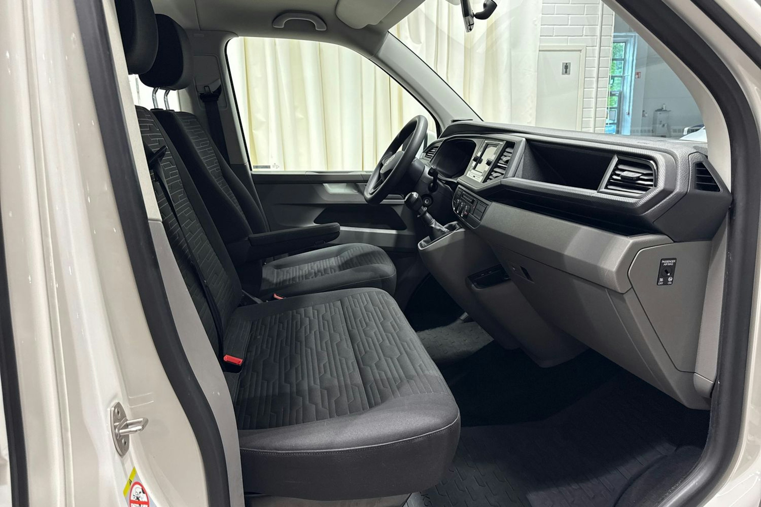 Valkoinen Volkswagen CARAVELLE 2021 kuva 16.