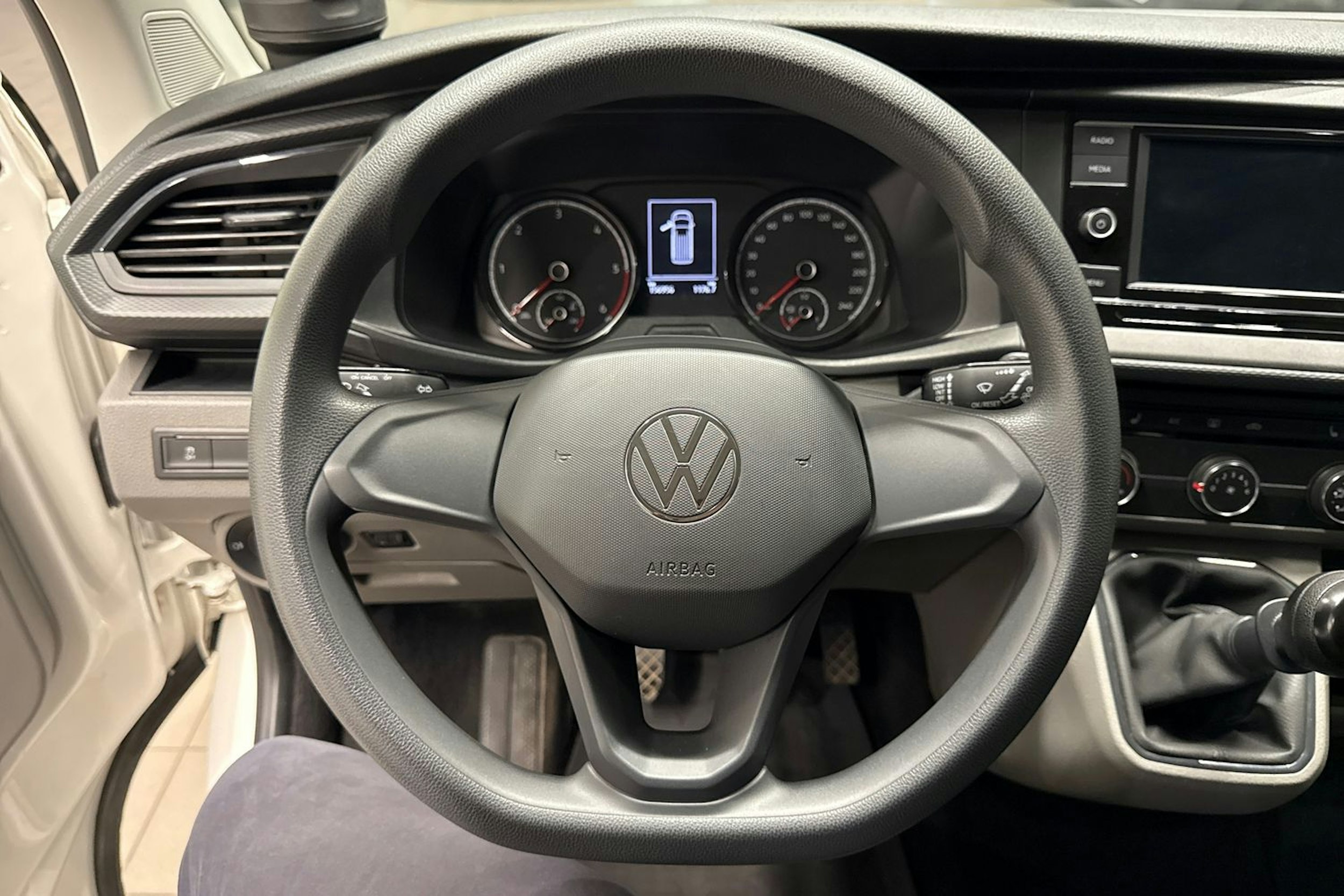 Valkoinen Volkswagen CARAVELLE 2021 kuva 17.