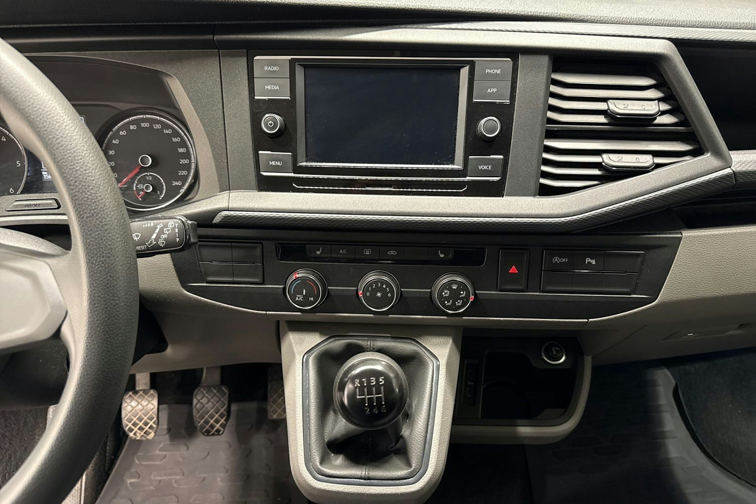 Valkoinen Volkswagen CARAVELLE 2021 kuva 18.
