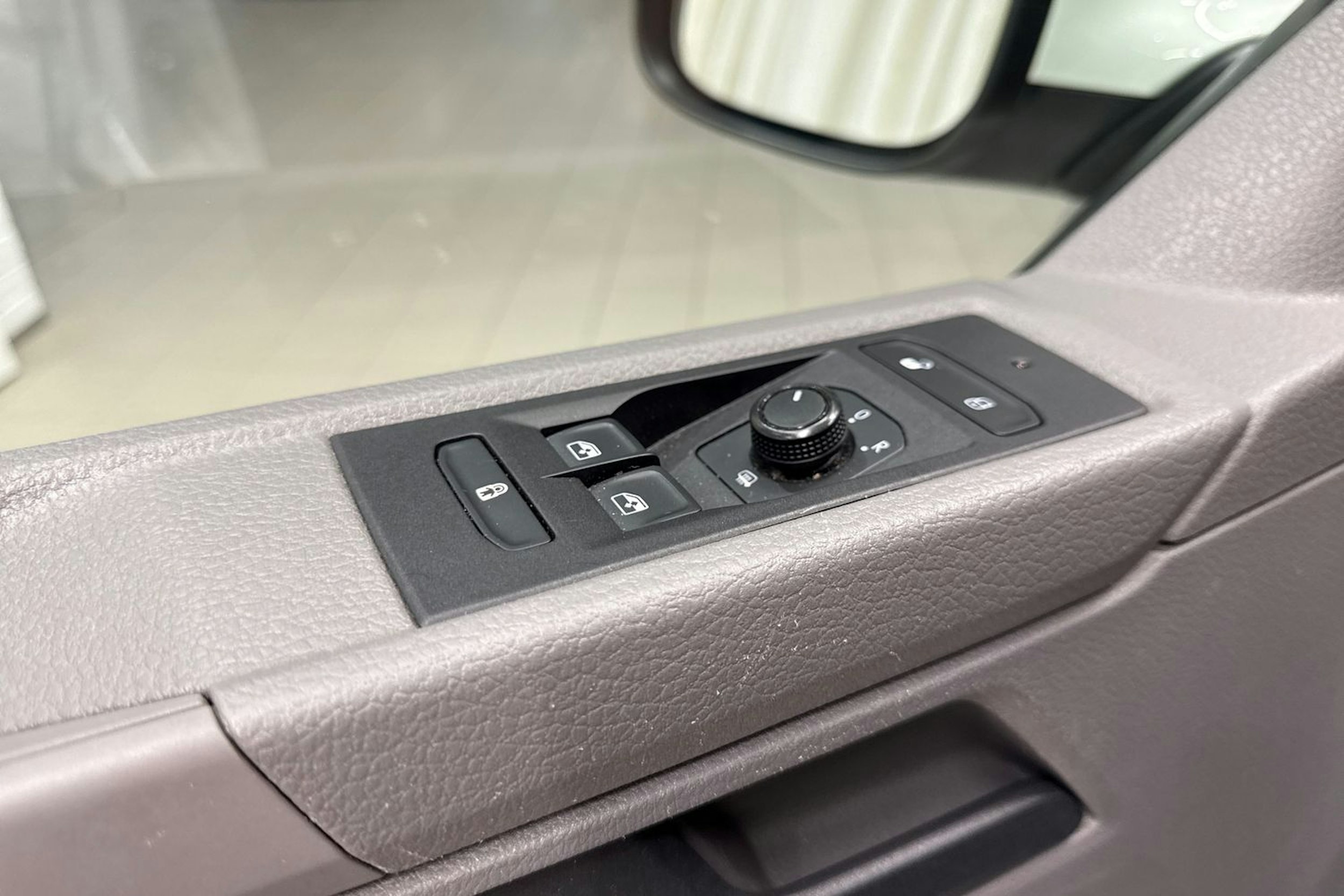 Valkoinen Volkswagen CARAVELLE 2021 kuva 21.