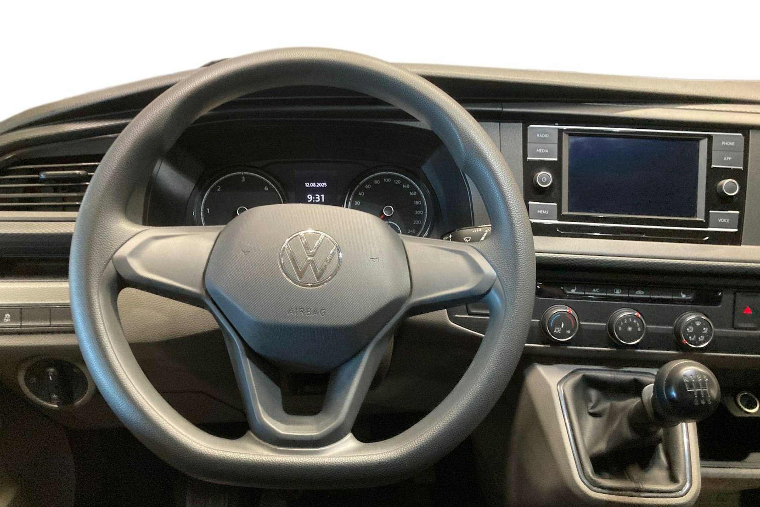 valkoinen Volkswagen Caravelle 2021 kuva 9.