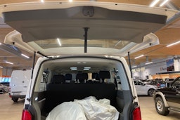 valkoinen Volkswagen Caravelle 2021 kuva 16.