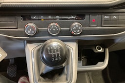 valkoinen Volkswagen Caravelle 2021 kuva 21.