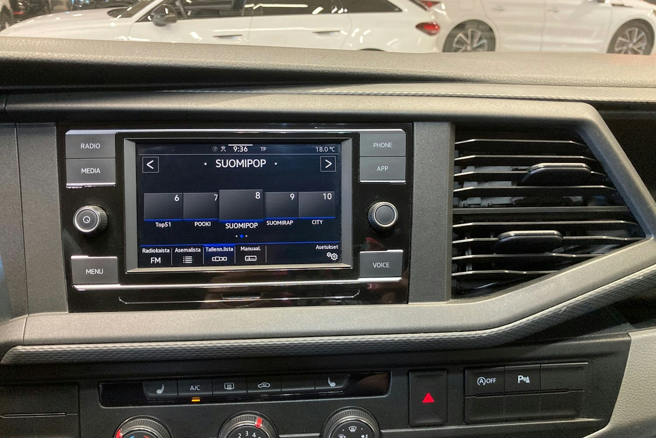 valkoinen Volkswagen Caravelle 2021 kuva 22.