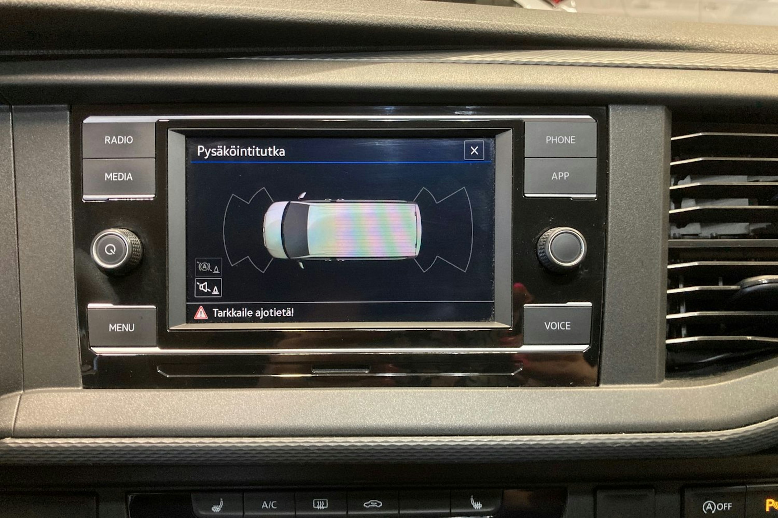 valkoinen Volkswagen Caravelle 2021 kuva 25.