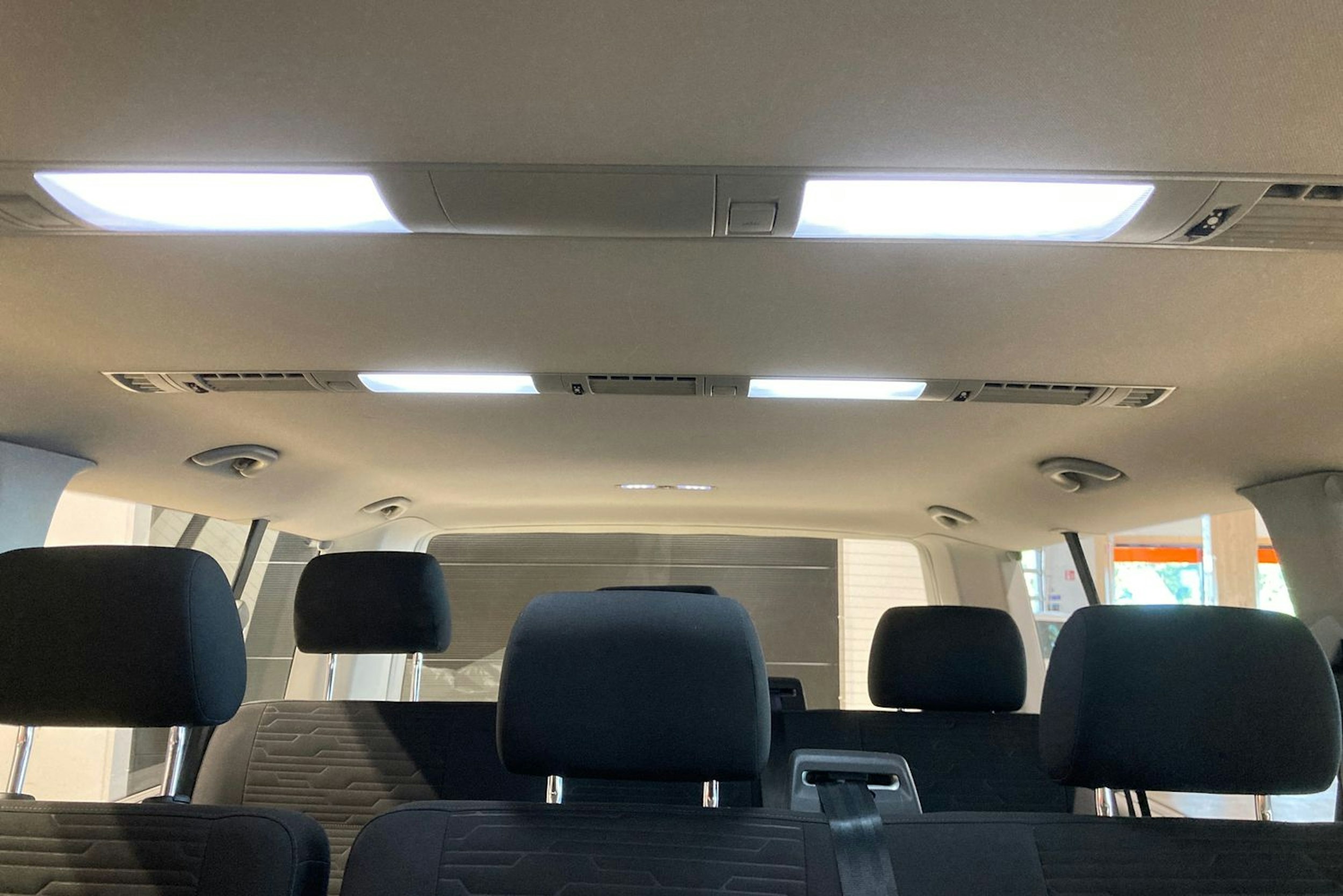 valkoinen Volkswagen Caravelle 2021 kuva 28.