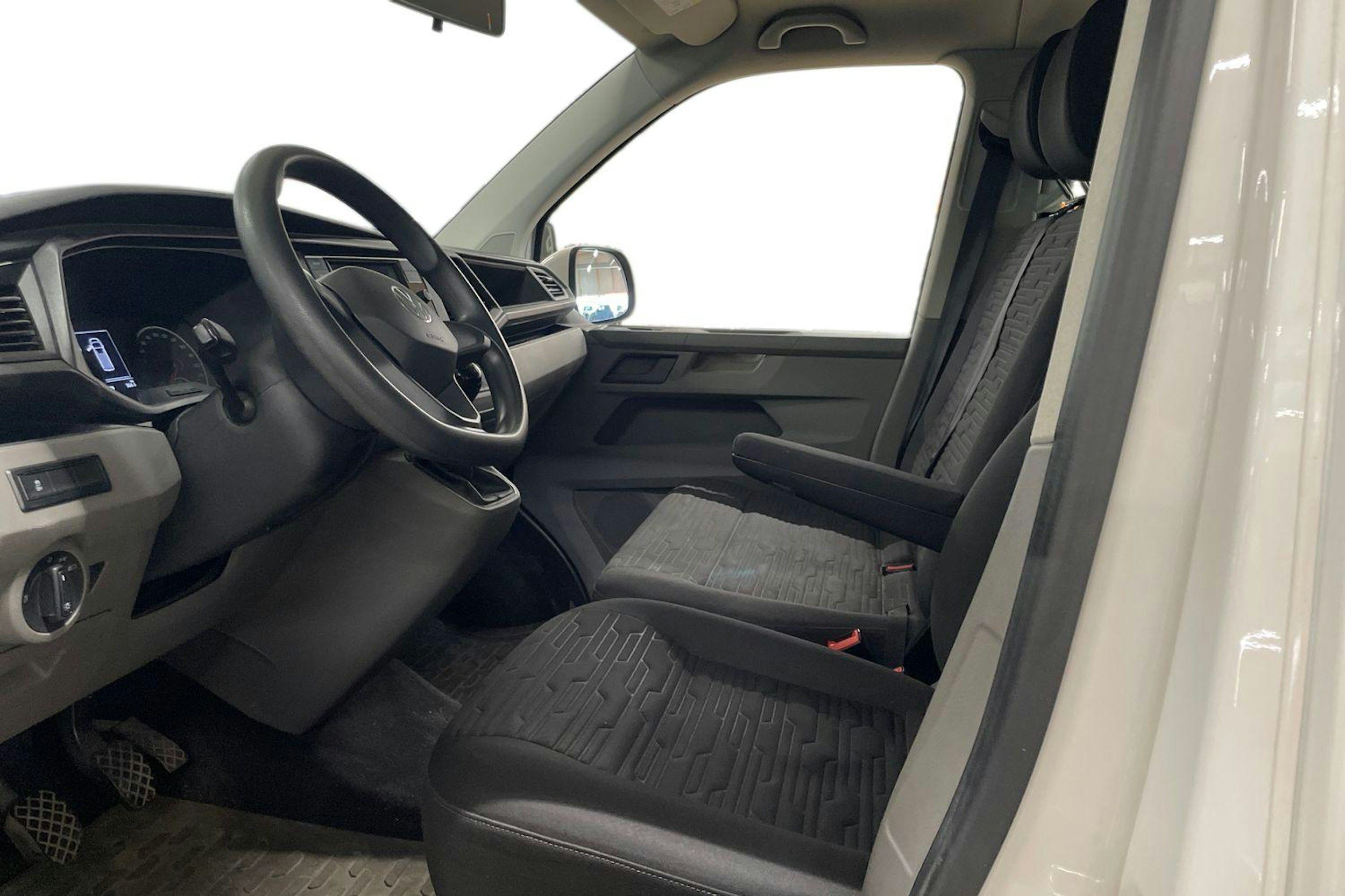 valkoinen Volkswagen Caravelle 2021 kuva 3.