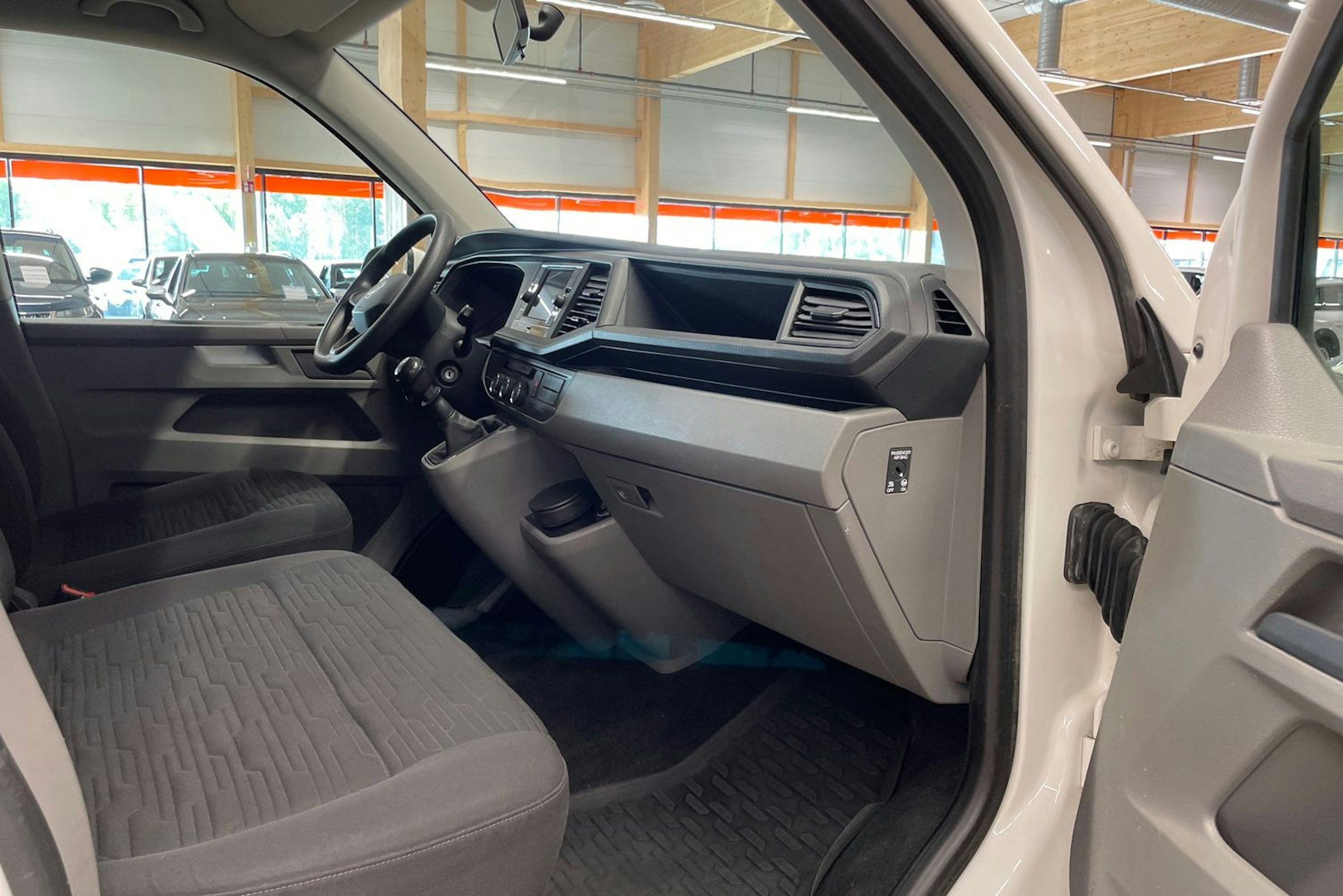 valkoinen Volkswagen Caravelle 2021 kuva 15.