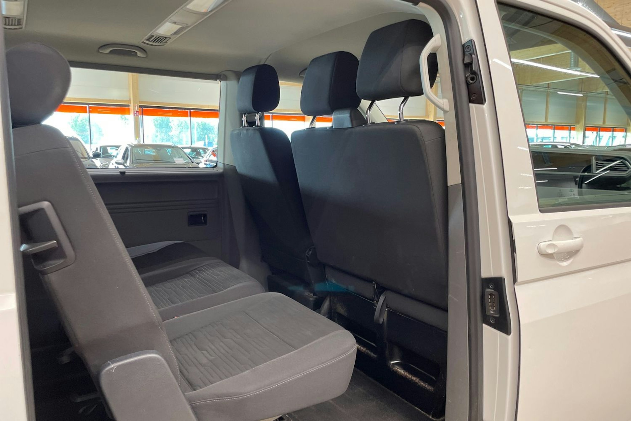 valkoinen Volkswagen Caravelle 2021 kuva 18.