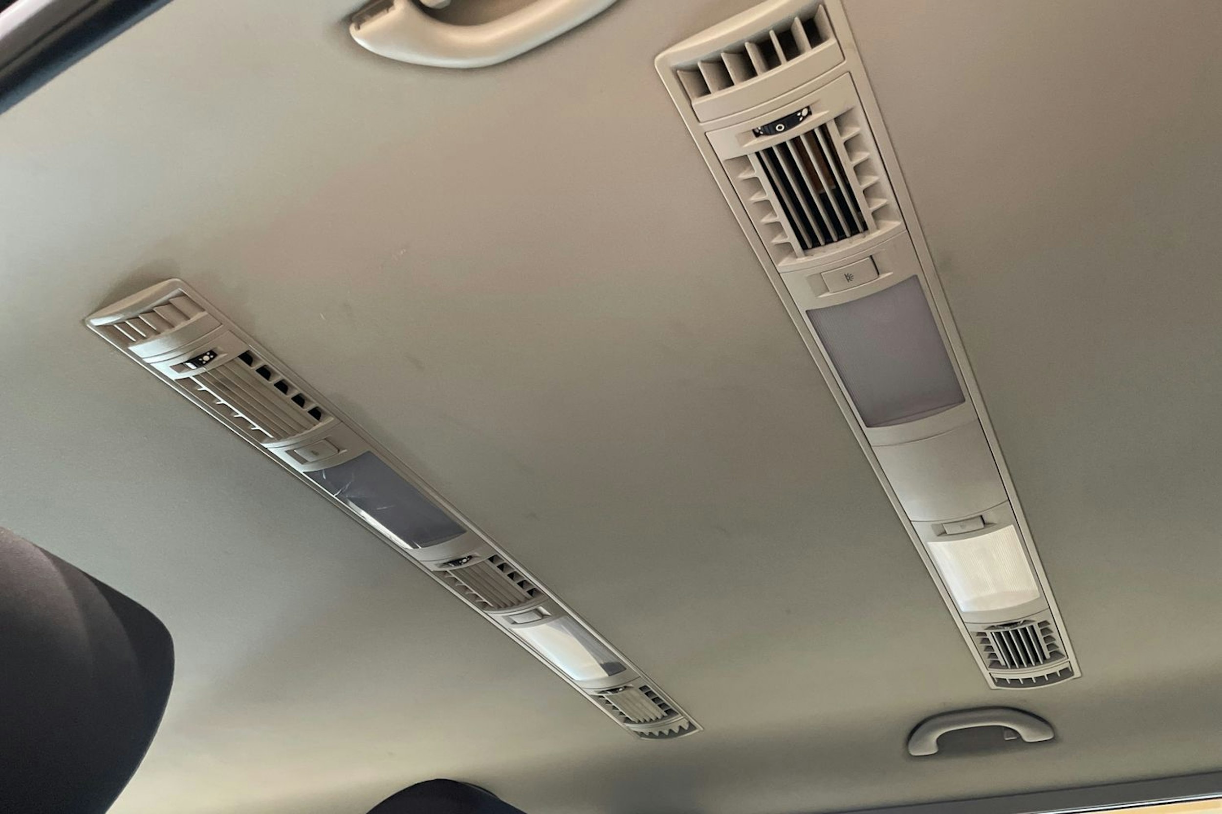 valkoinen Volkswagen Caravelle 2021 kuva 20.