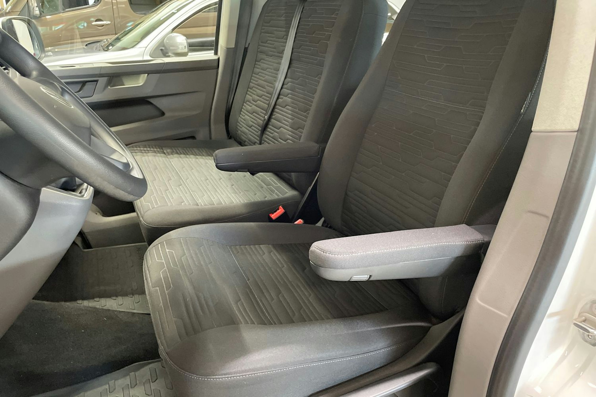 valkoinen Volkswagen Caravelle 2021 kuva 24.