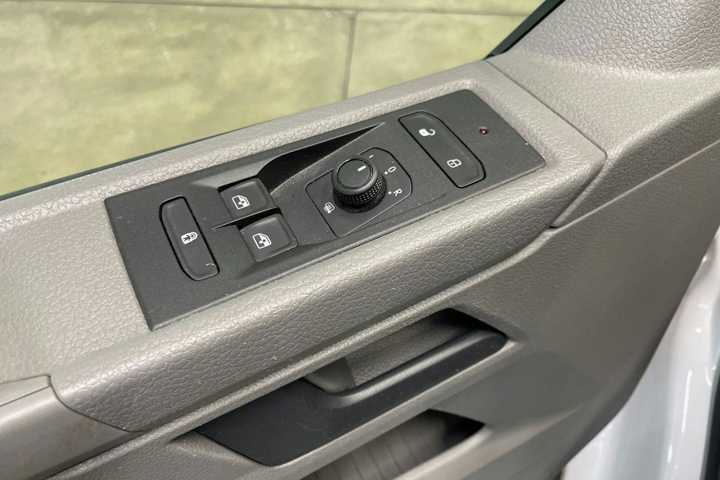 valkoinen Volkswagen Caravelle 2021 kuva 25.