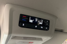 valkoinen Volkswagen Caravelle 2022 kuva 15.