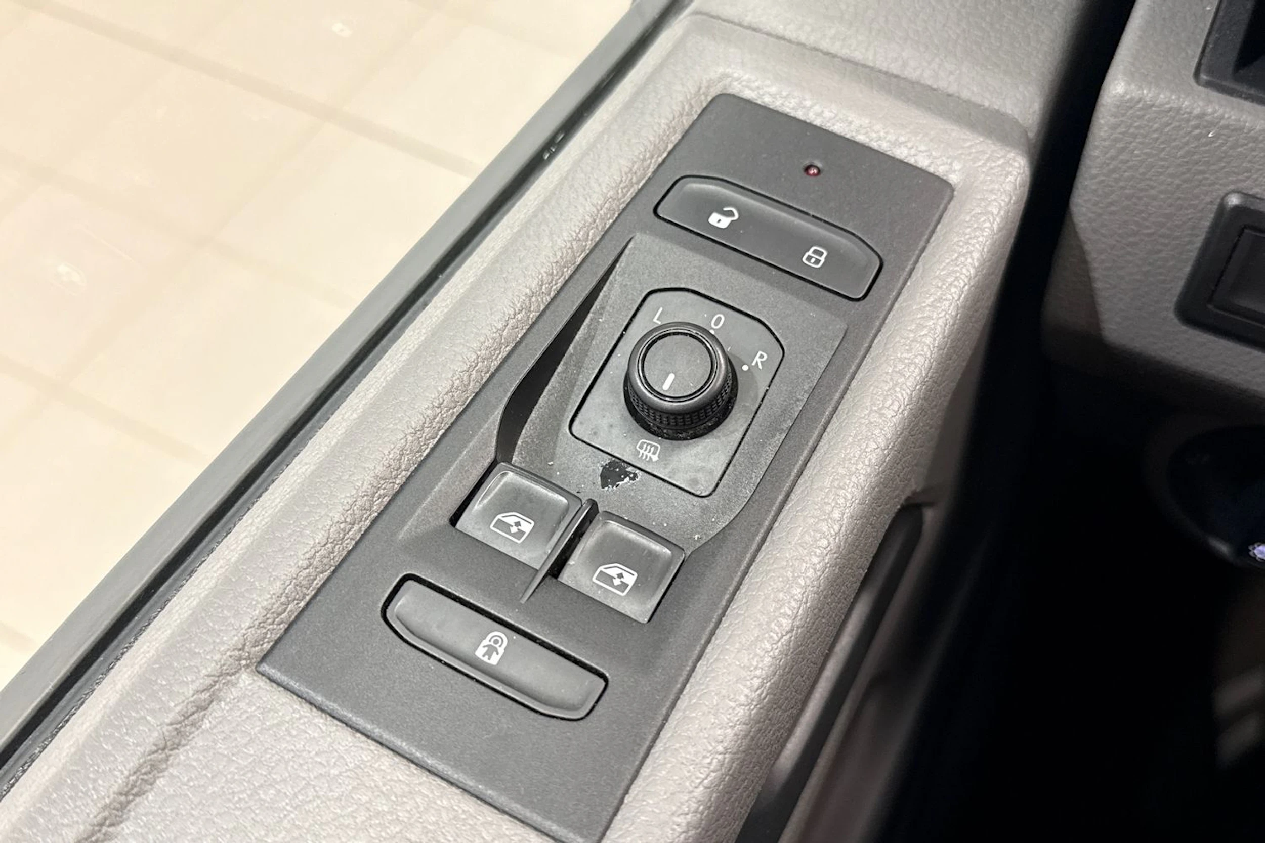 valkoinen Volkswagen Caravelle 2022 kuva 22.