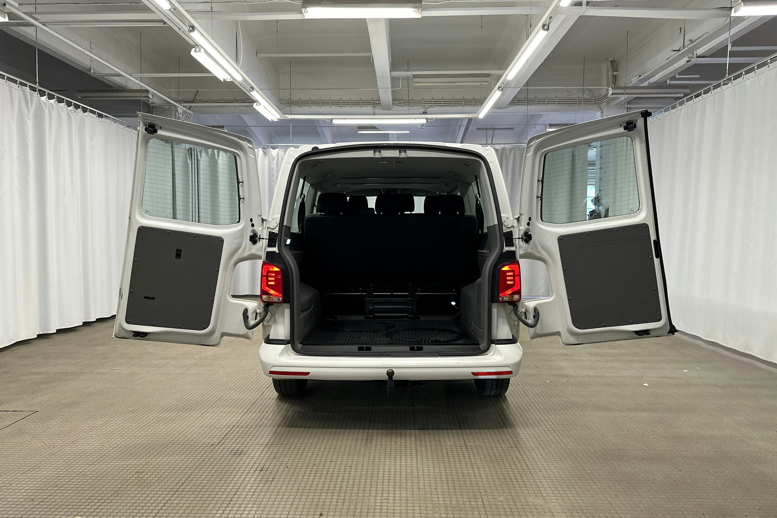 valkoinen Volkswagen Caravelle 2022 kuva 11.