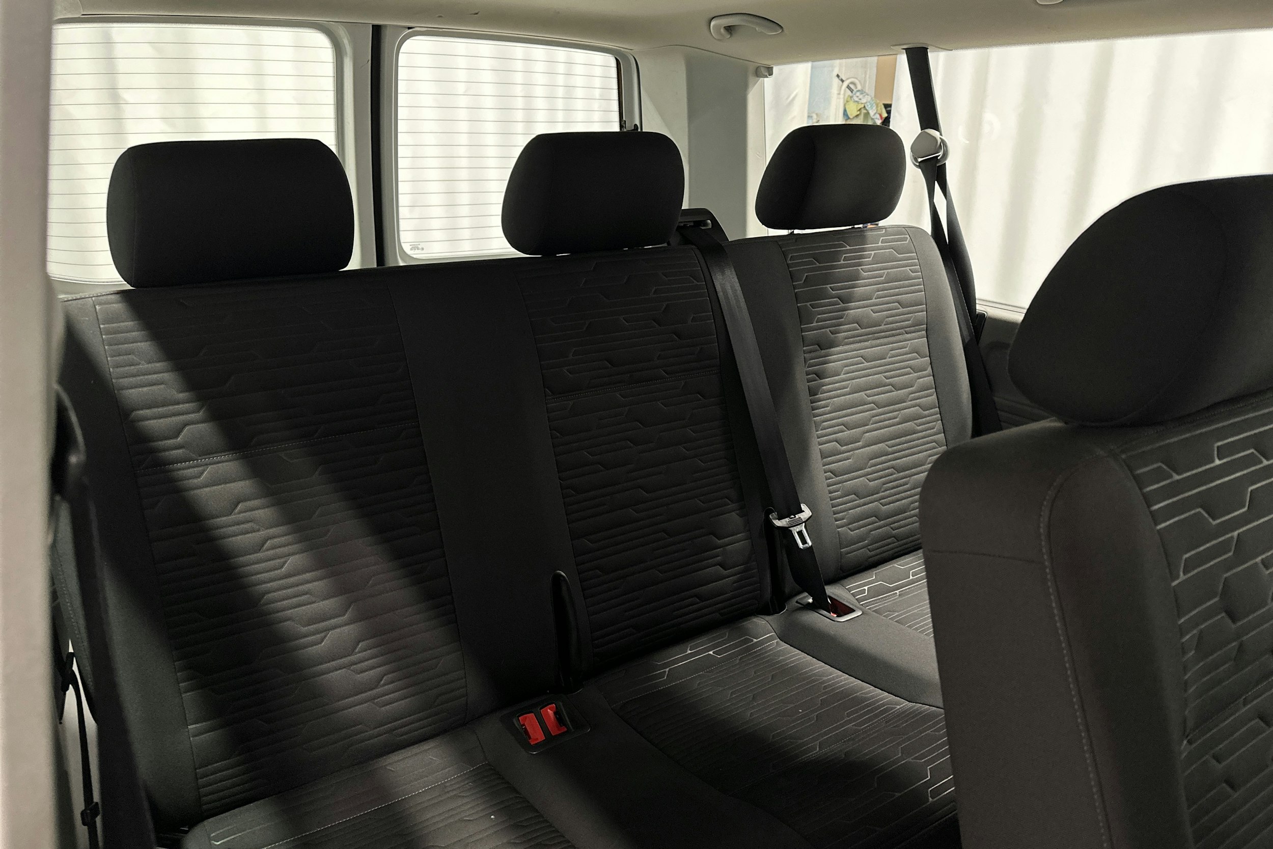 valkoinen Volkswagen Caravelle 2022 kuva 13.