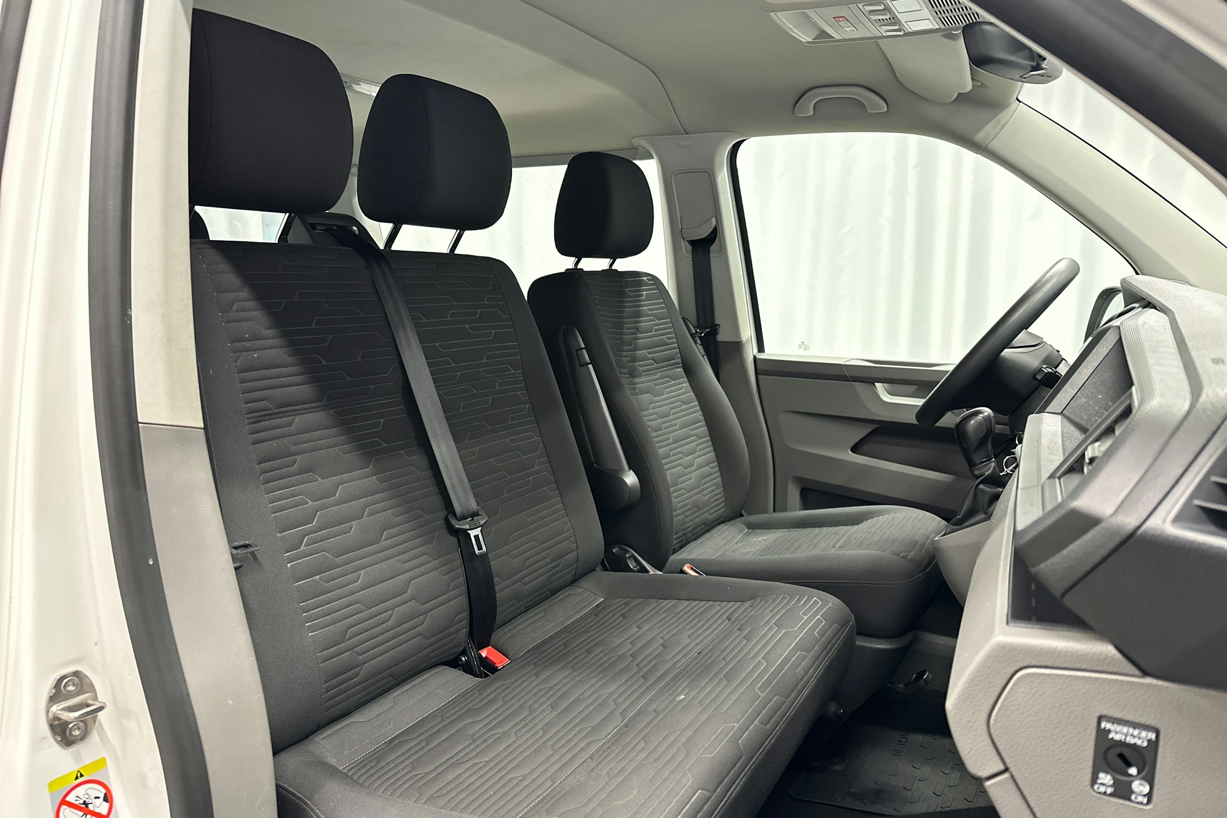 valkoinen Volkswagen Caravelle 2022 kuva 14.