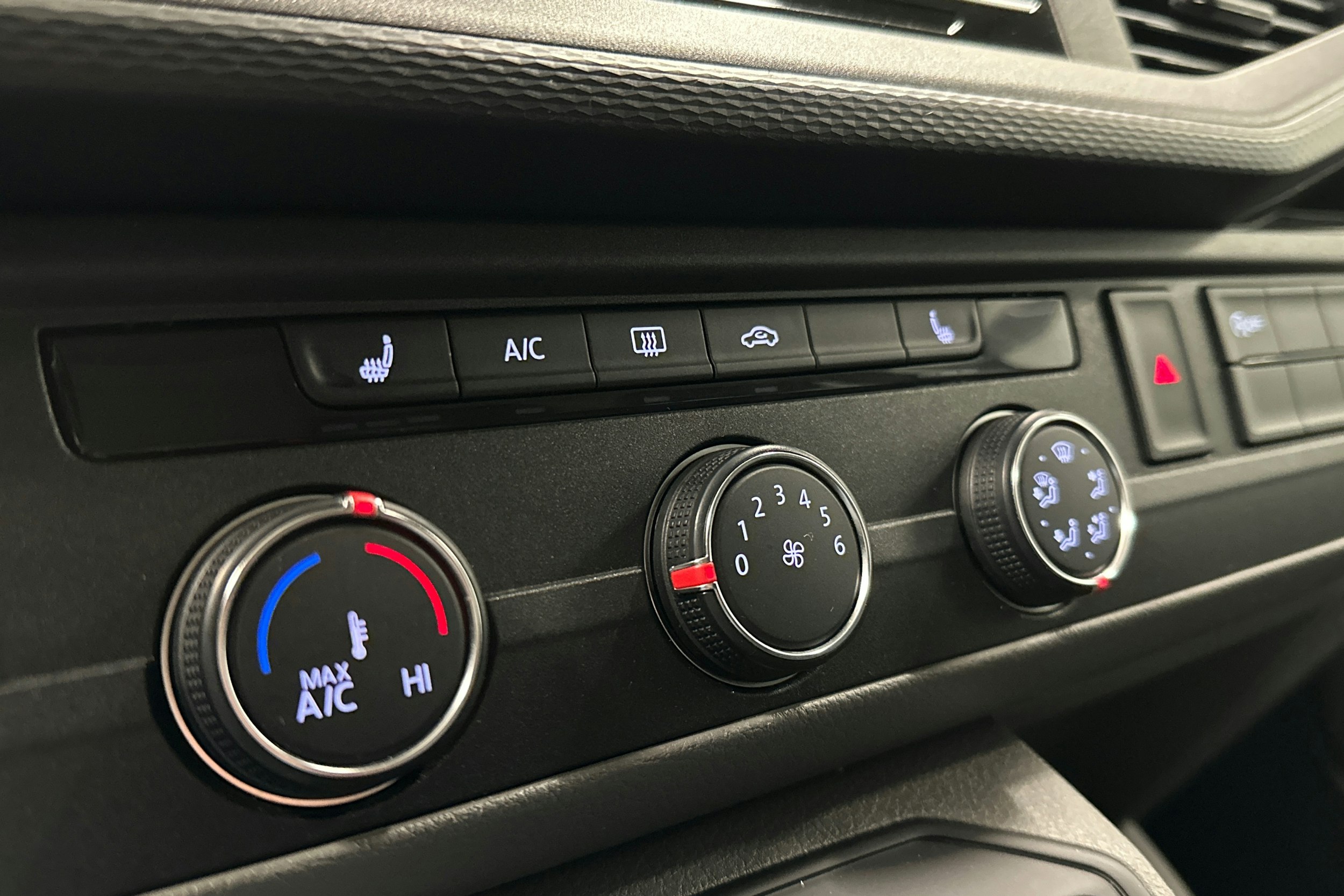 valkoinen Volkswagen Caravelle 2022 kuva 19.