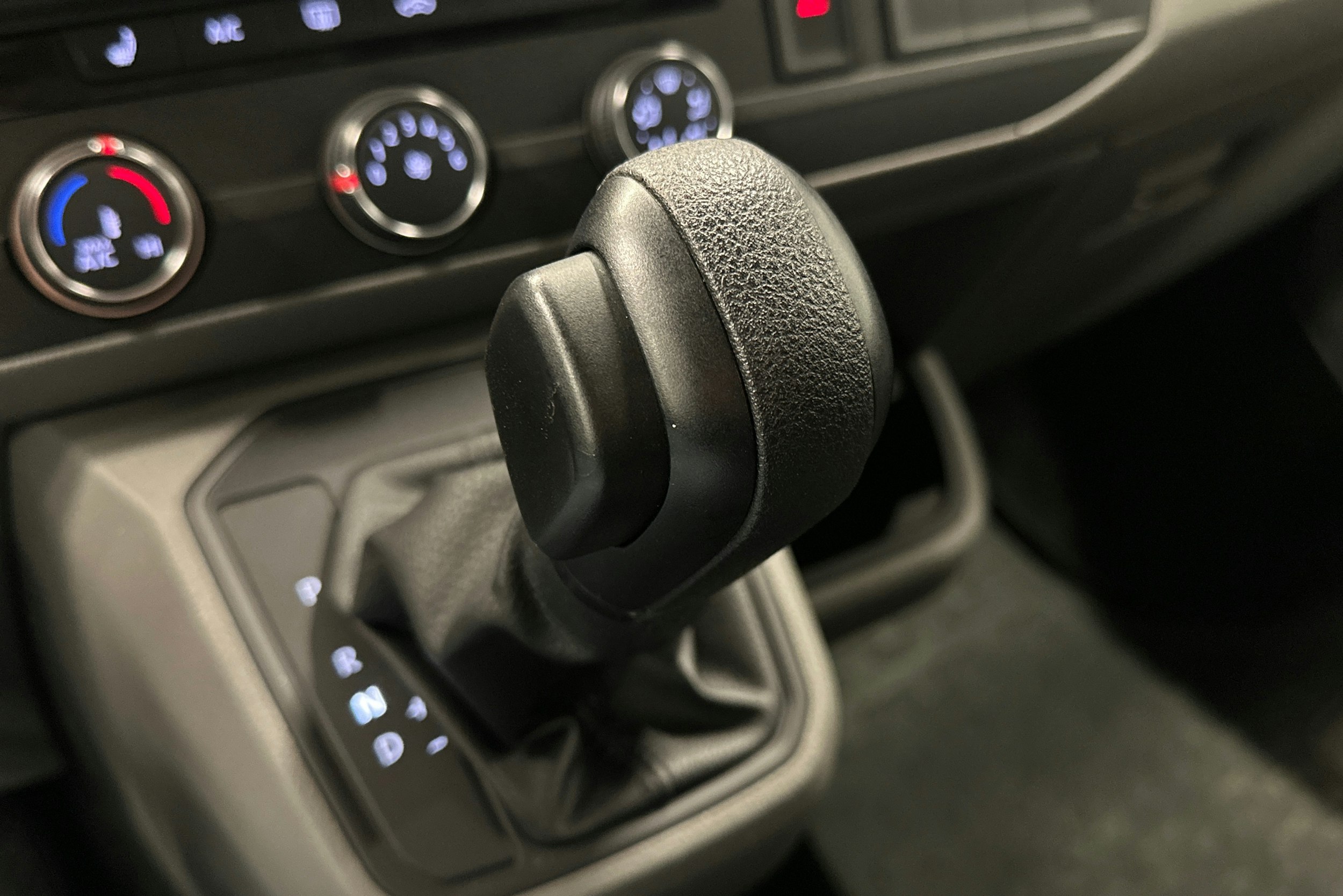 valkoinen Volkswagen Caravelle 2022 kuva 20.