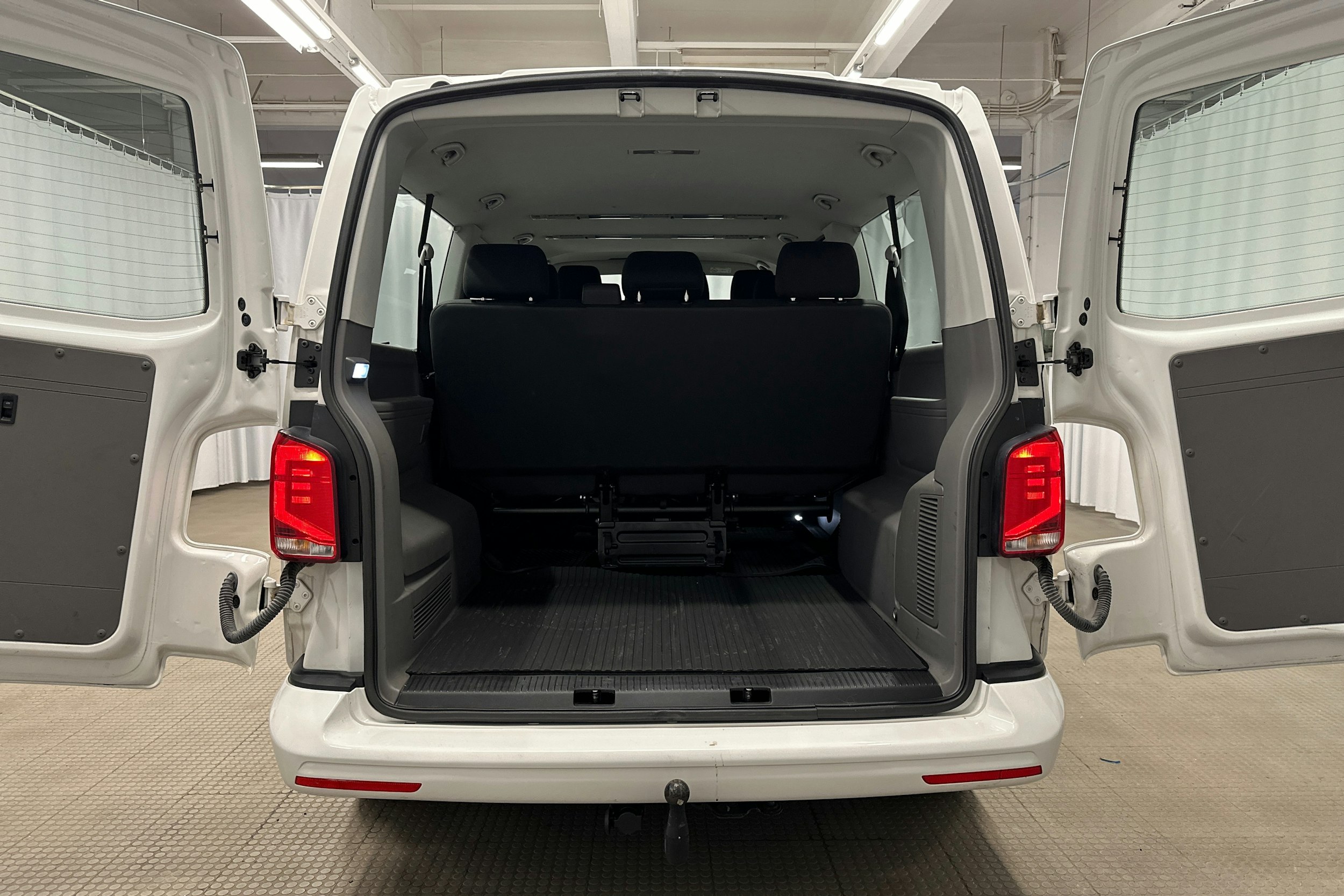 valkoinen Volkswagen Caravelle 2022 kuva 10.