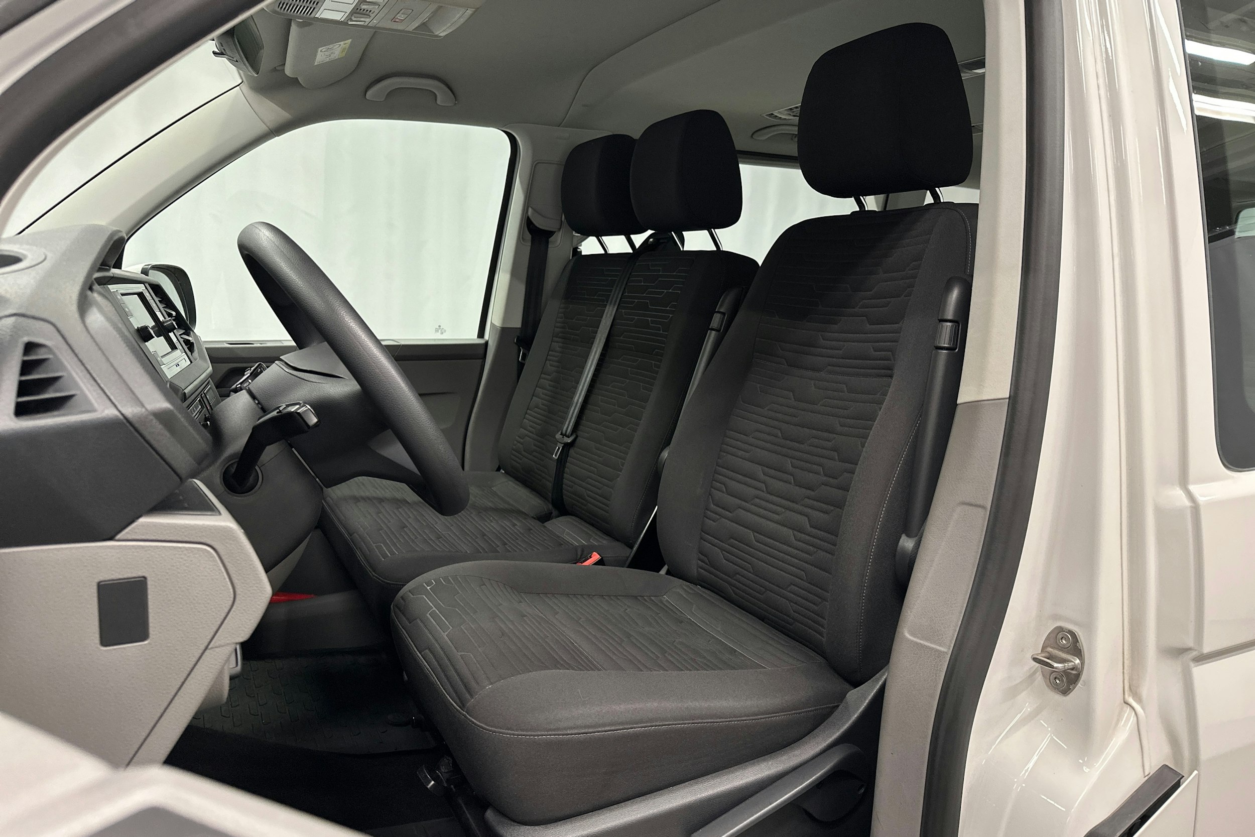 valkoinen Volkswagen Caravelle 2022 kuva 12.