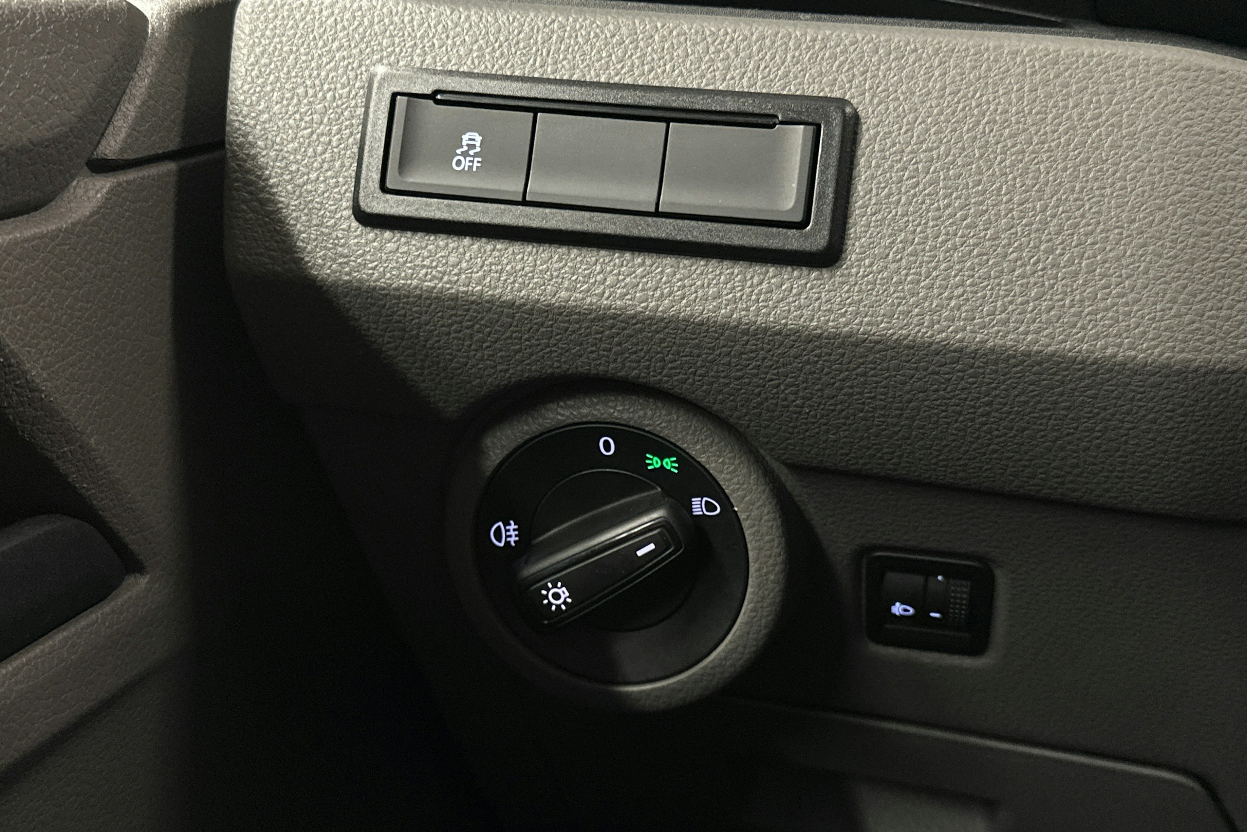 valkoinen Volkswagen Caravelle 2022 kuva 15.