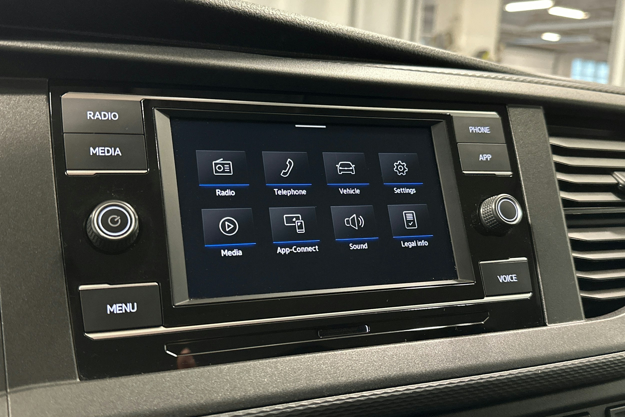 valkoinen Volkswagen Caravelle 2022 kuva 17.