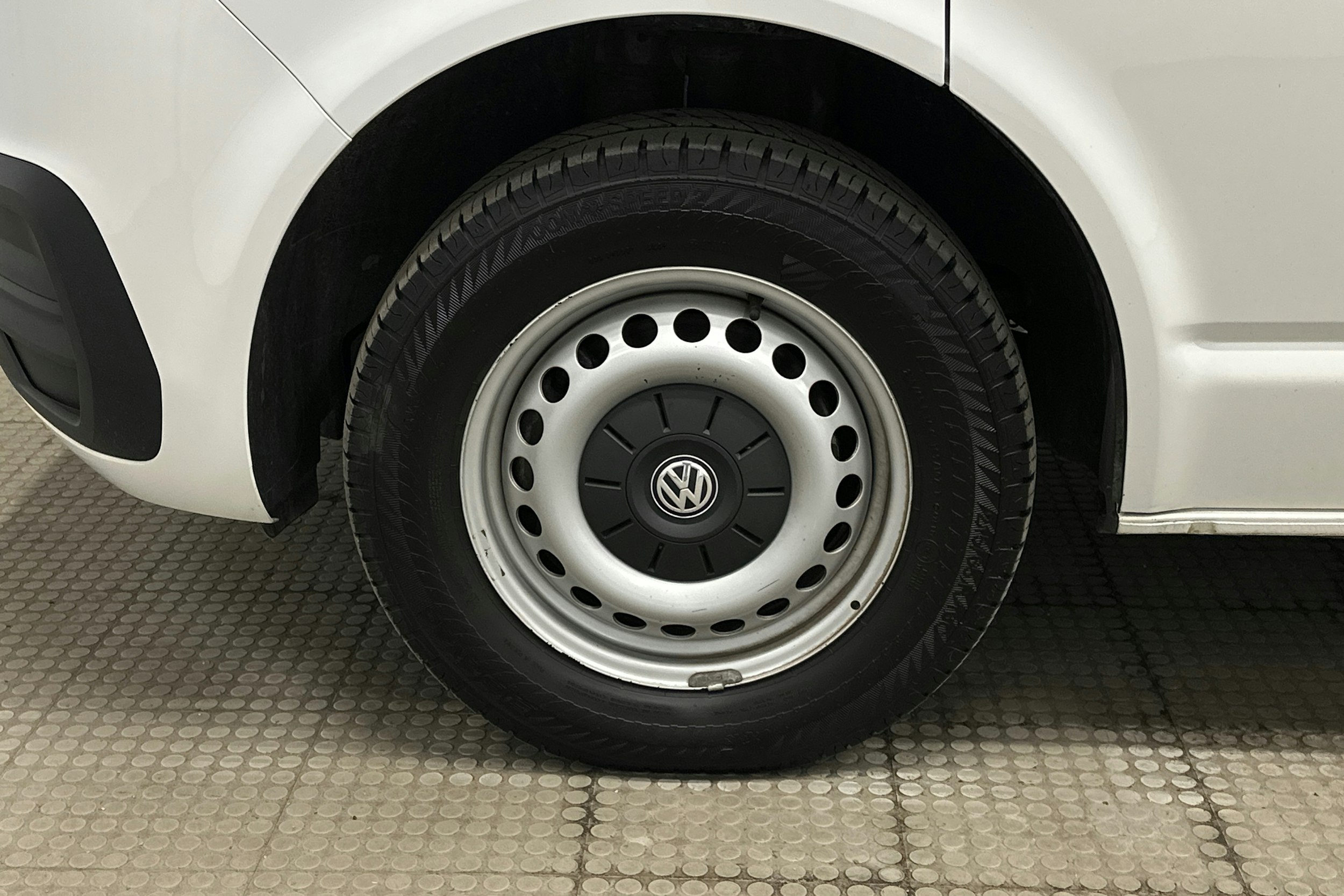 valkoinen Volkswagen Caravelle 2022 kuva 9.