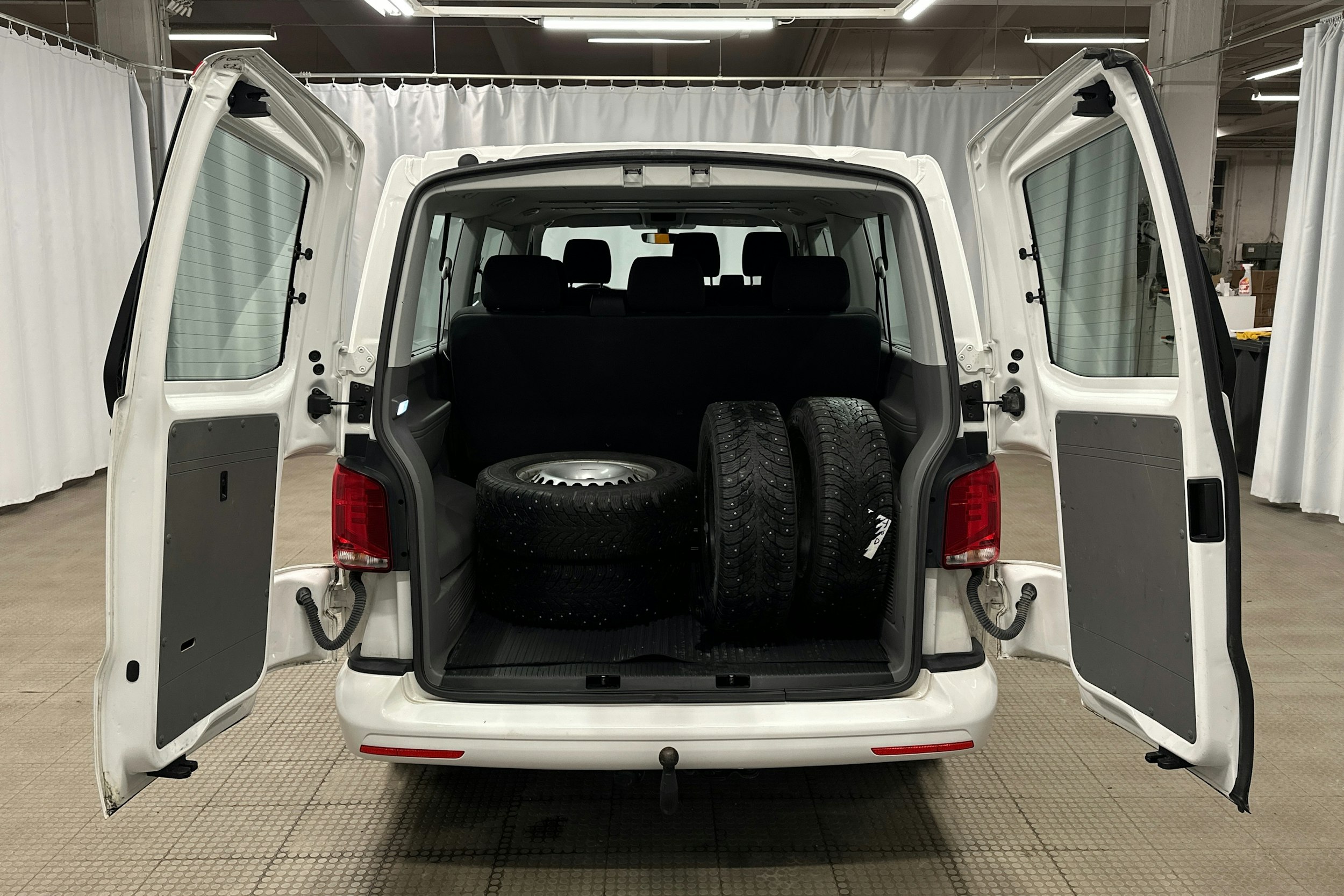 valkoinen Volkswagen Caravelle 2022 kuva 10.