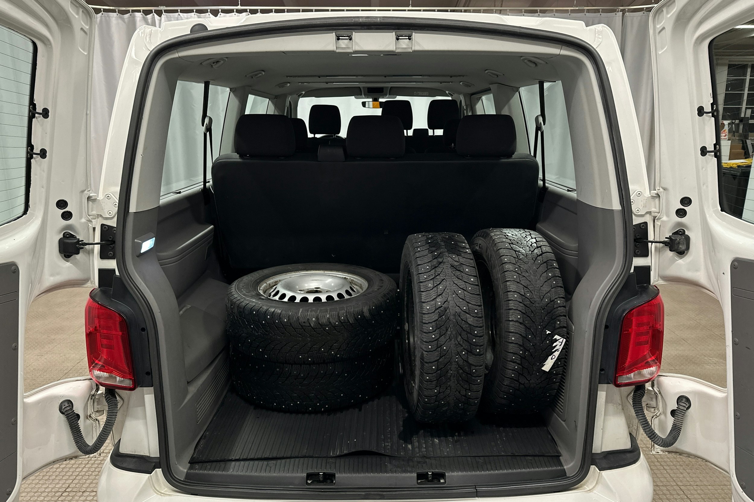 valkoinen Volkswagen Caravelle 2022 kuva 11.