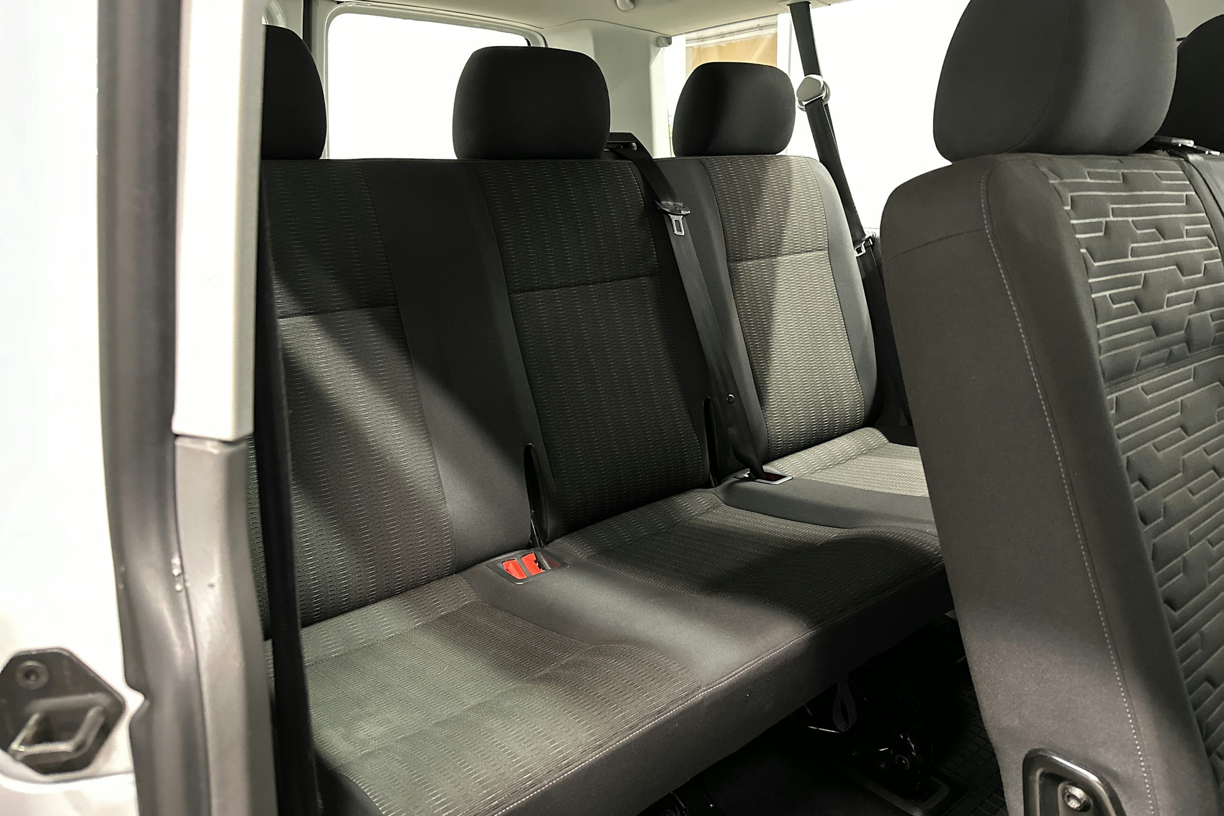 valkoinen Volkswagen Caravelle 2022 kuva 13.