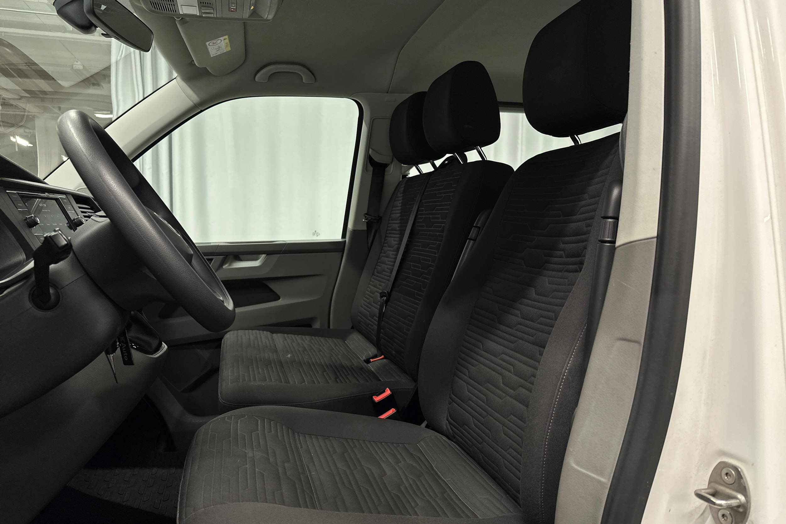 valkoinen Volkswagen Caravelle 2022 kuva 15.