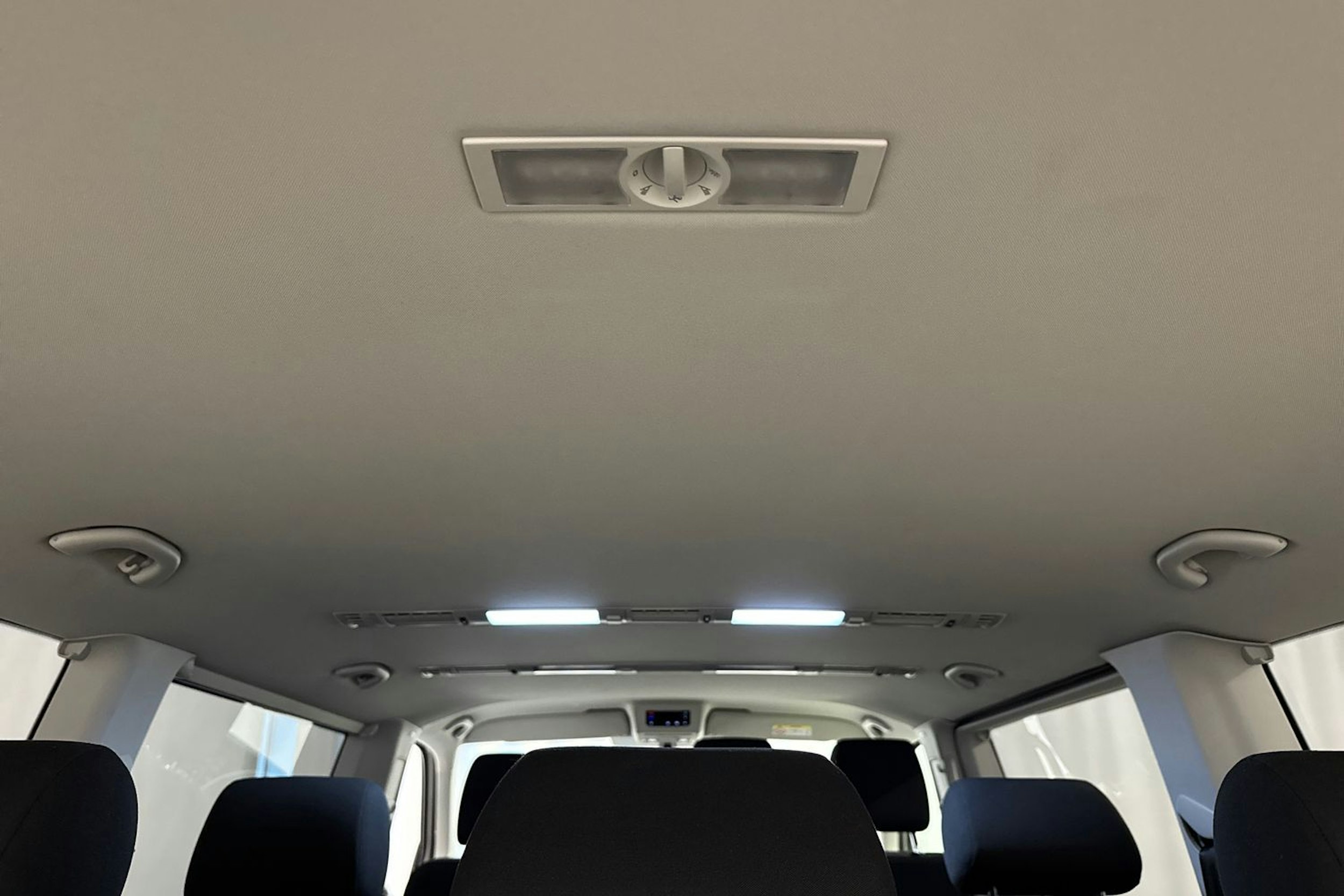 valkoinen Volkswagen Caravelle 2022 kuva 25.