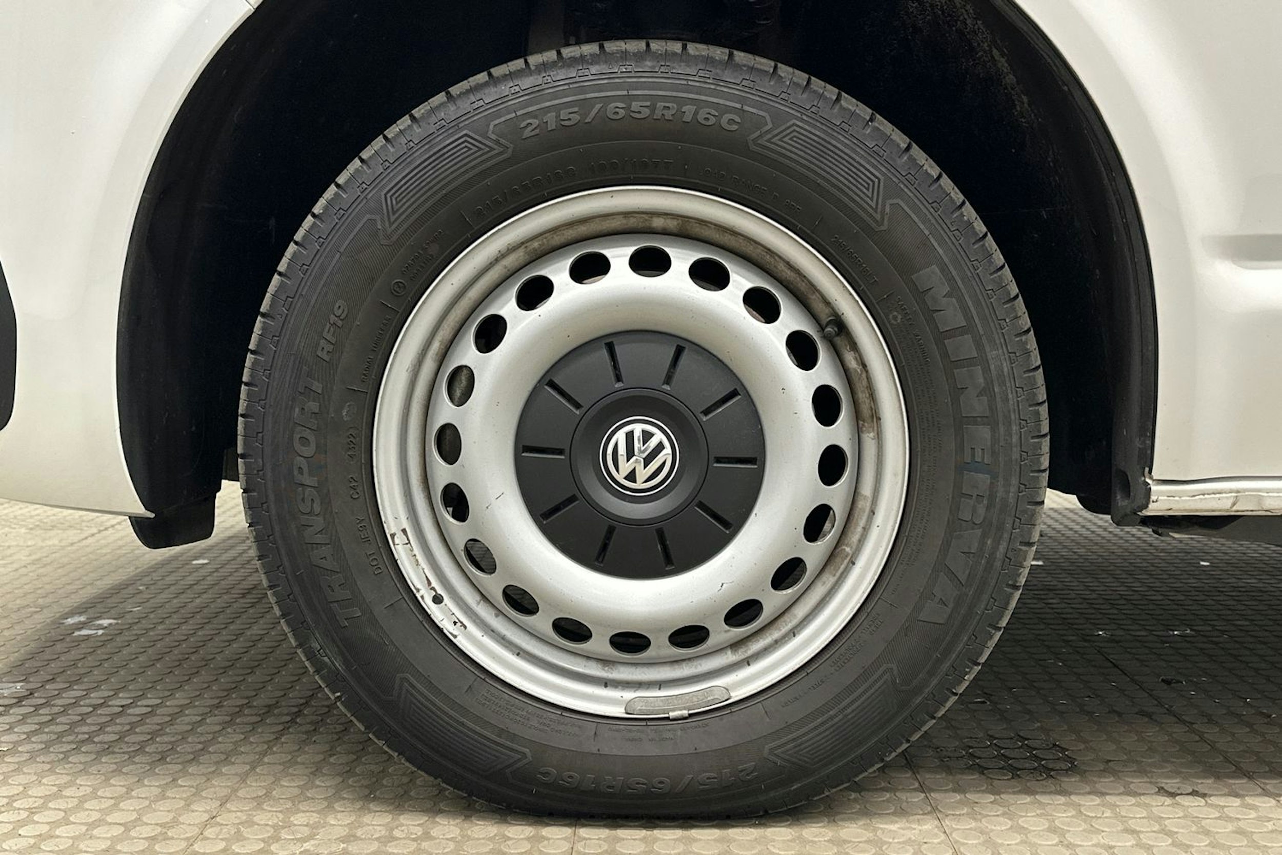 valkoinen Volkswagen Caravelle 2022 kuva 10.