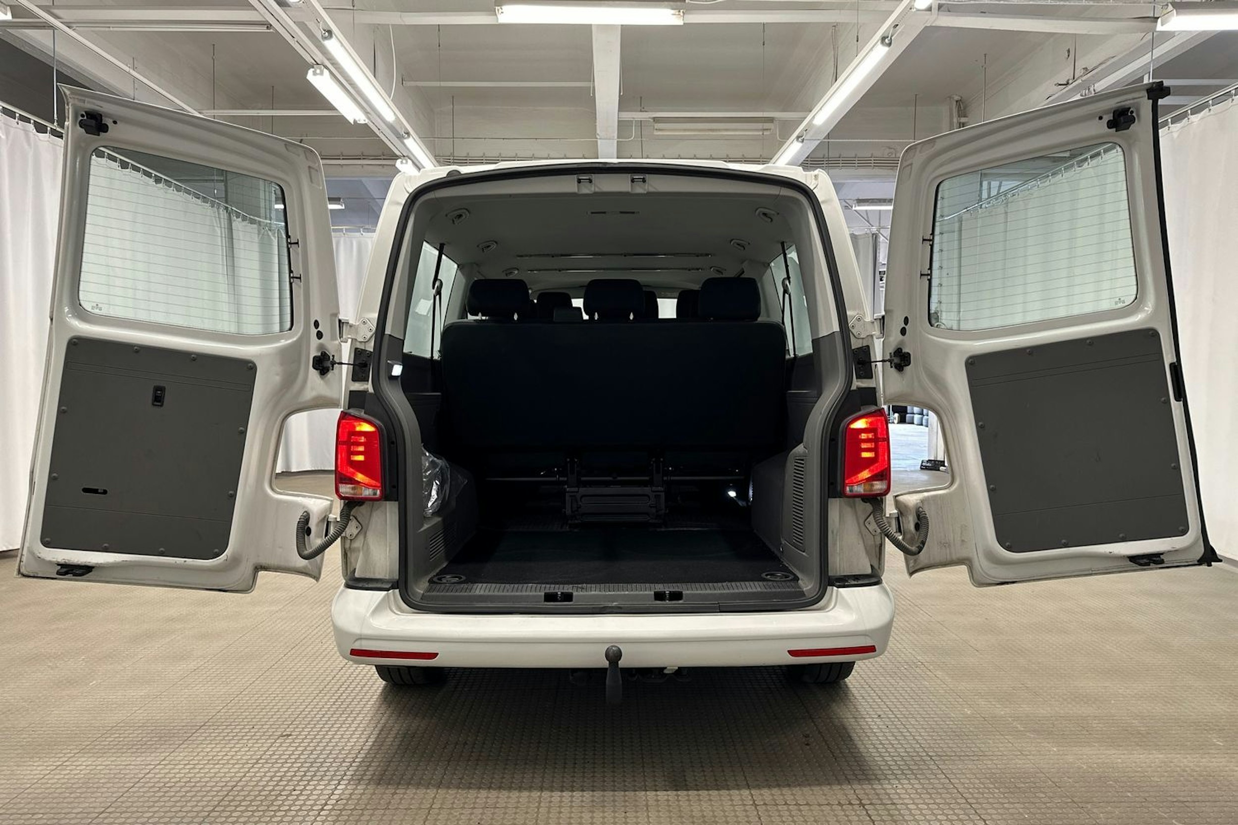 valkoinen Volkswagen Caravelle 2022 kuva 11.