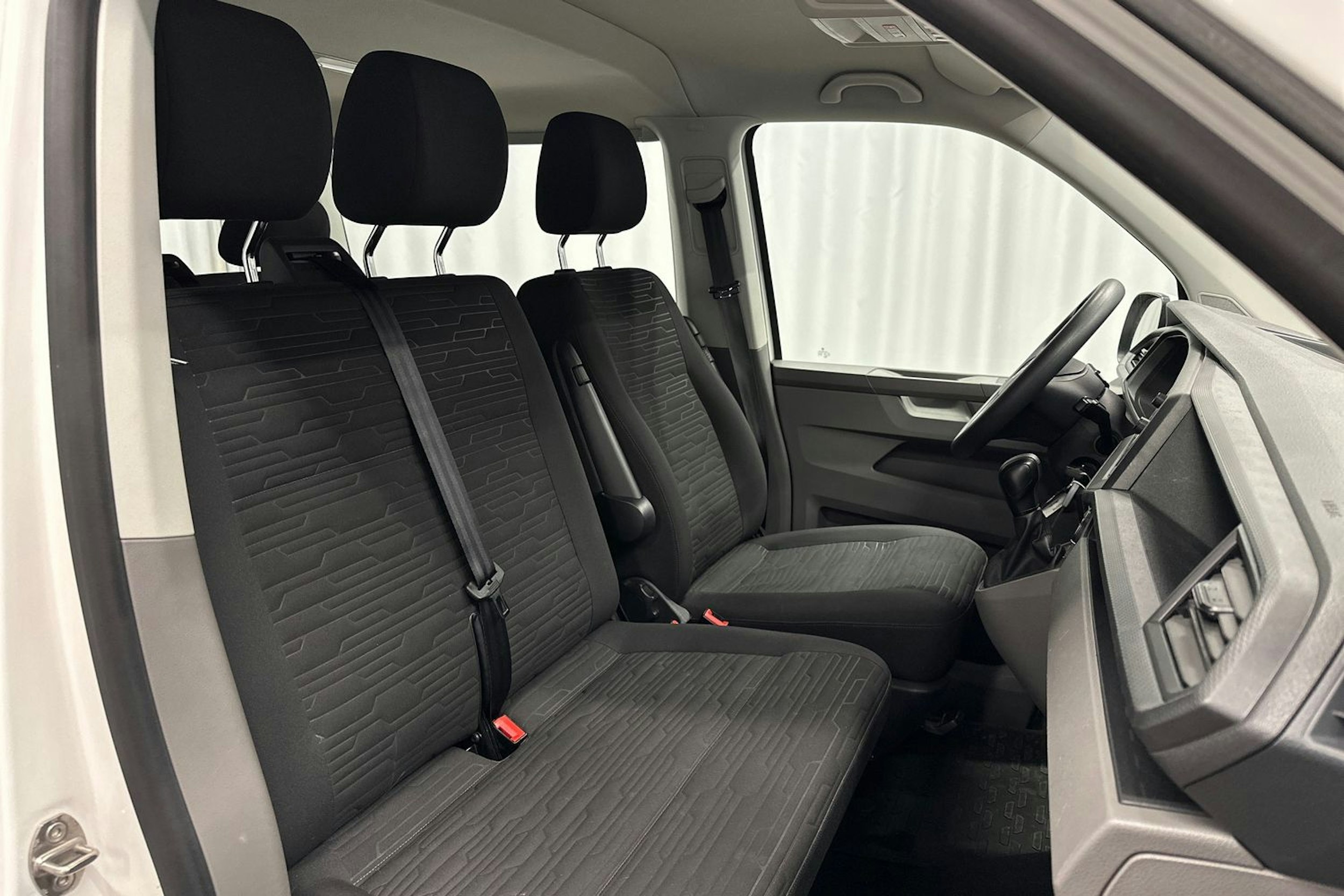 valkoinen Volkswagen Caravelle 2022 kuva 14.