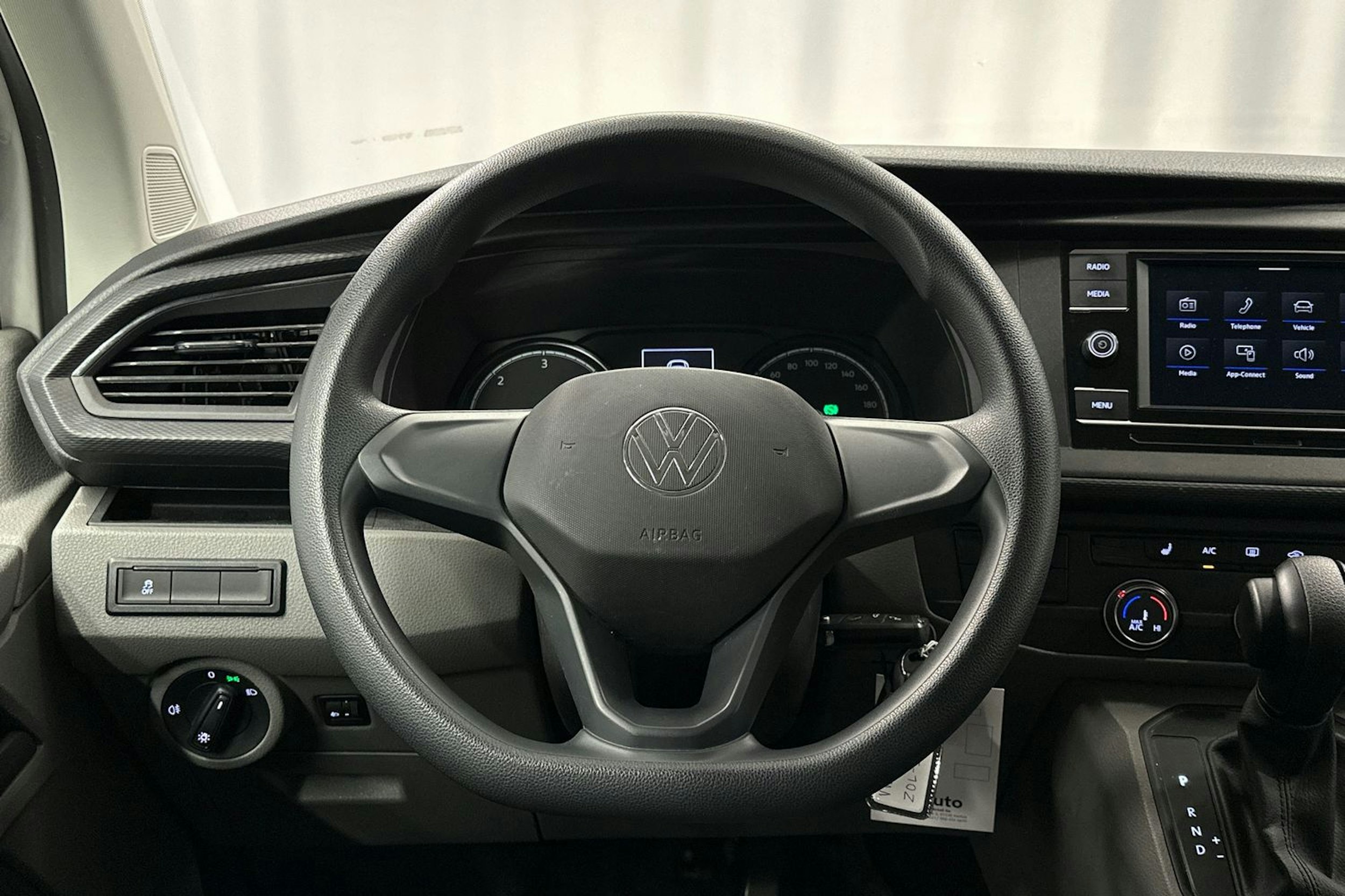 valkoinen Volkswagen Caravelle 2022 kuva 15.
