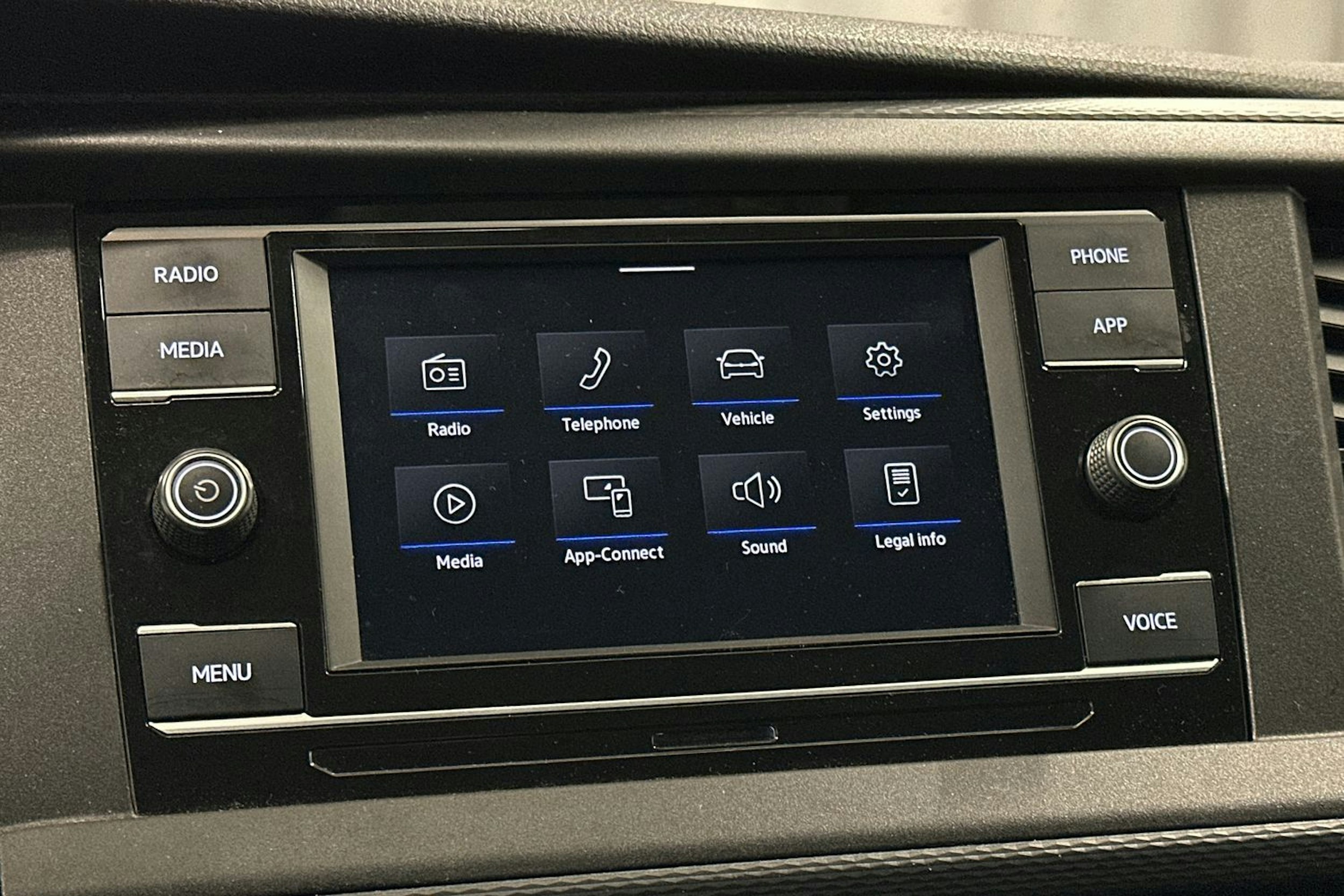valkoinen Volkswagen Caravelle 2022 kuva 18.