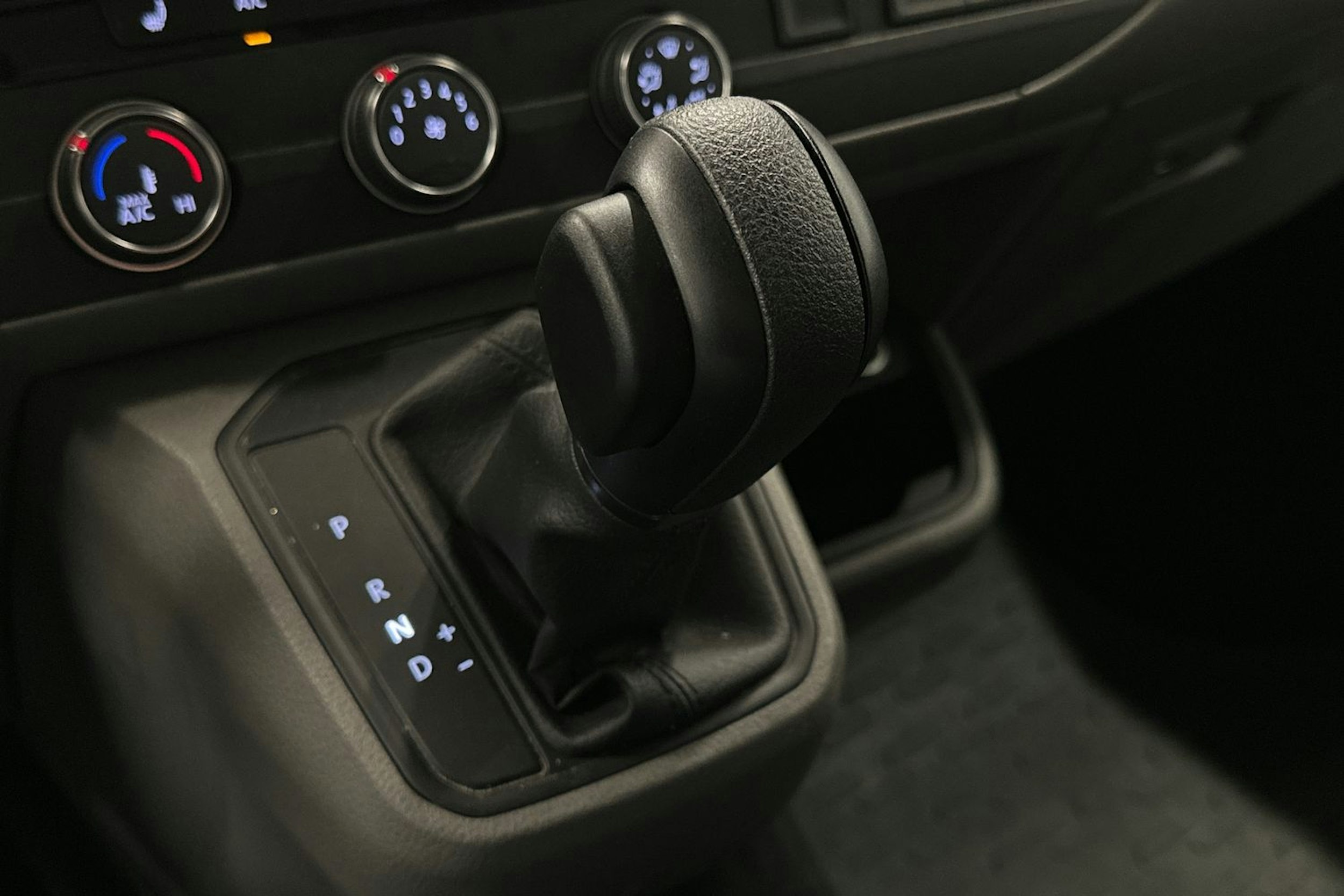 valkoinen Volkswagen Caravelle 2022 kuva 21.