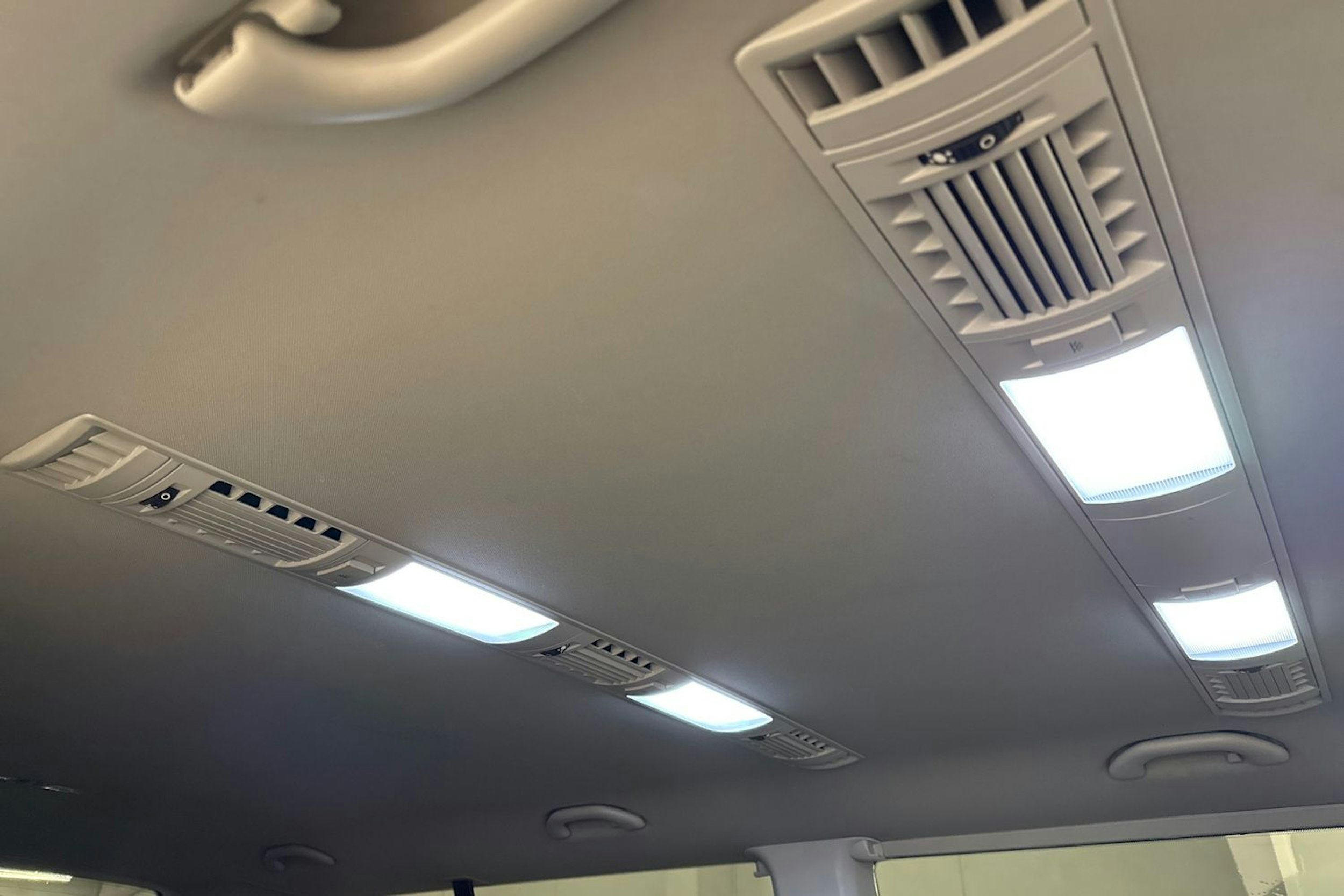 valkoinen Volkswagen Caravelle 2022 kuva 12.