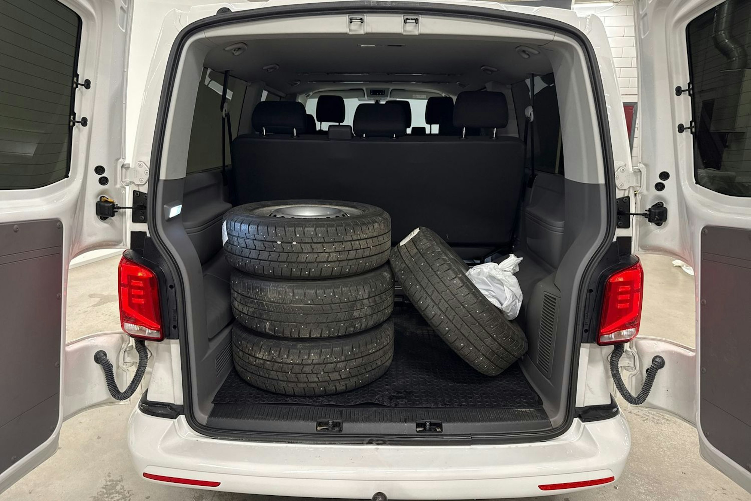 valkoinen Volkswagen Caravelle 2022 kuva 13.