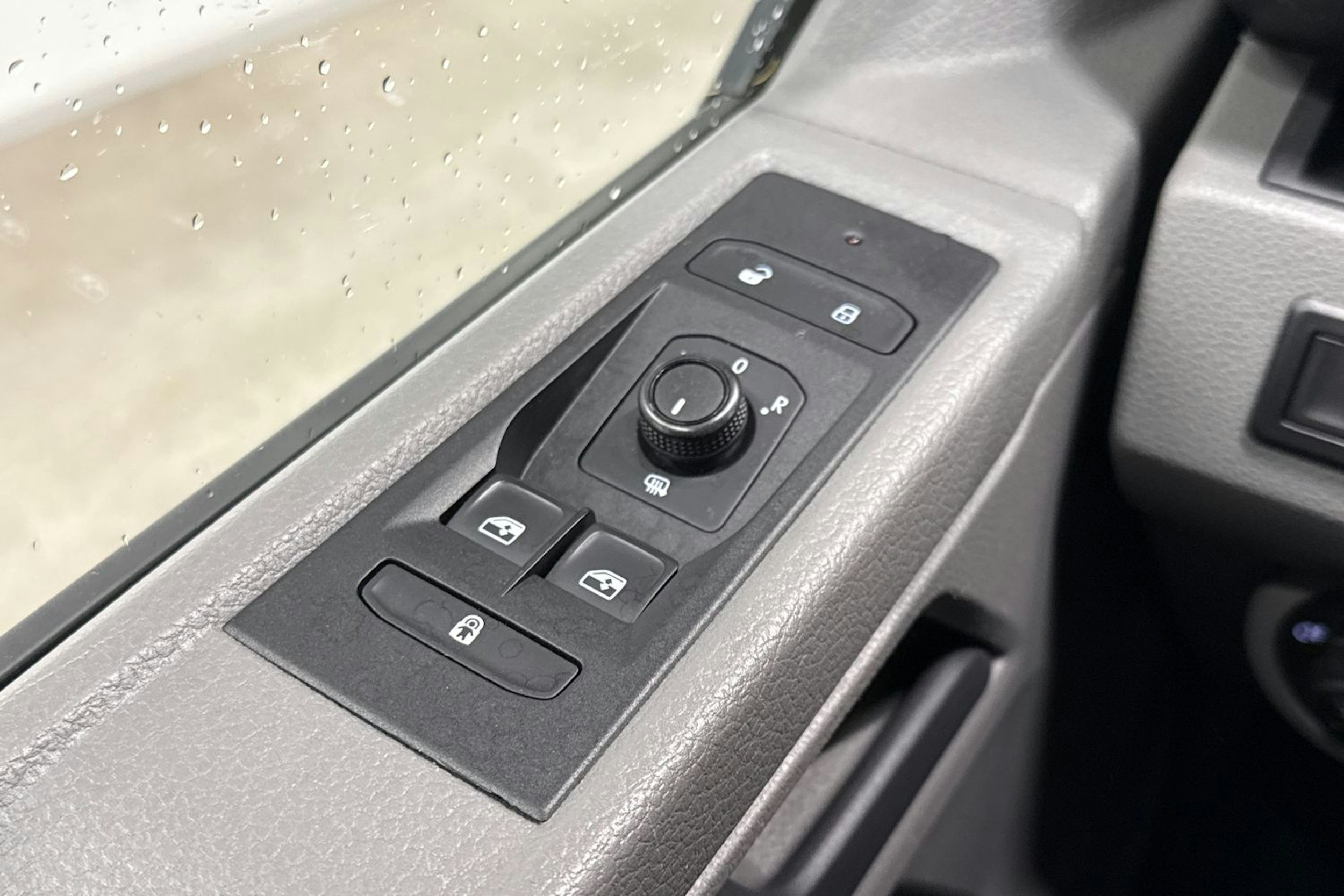 valkoinen Volkswagen Caravelle 2022 kuva 15.