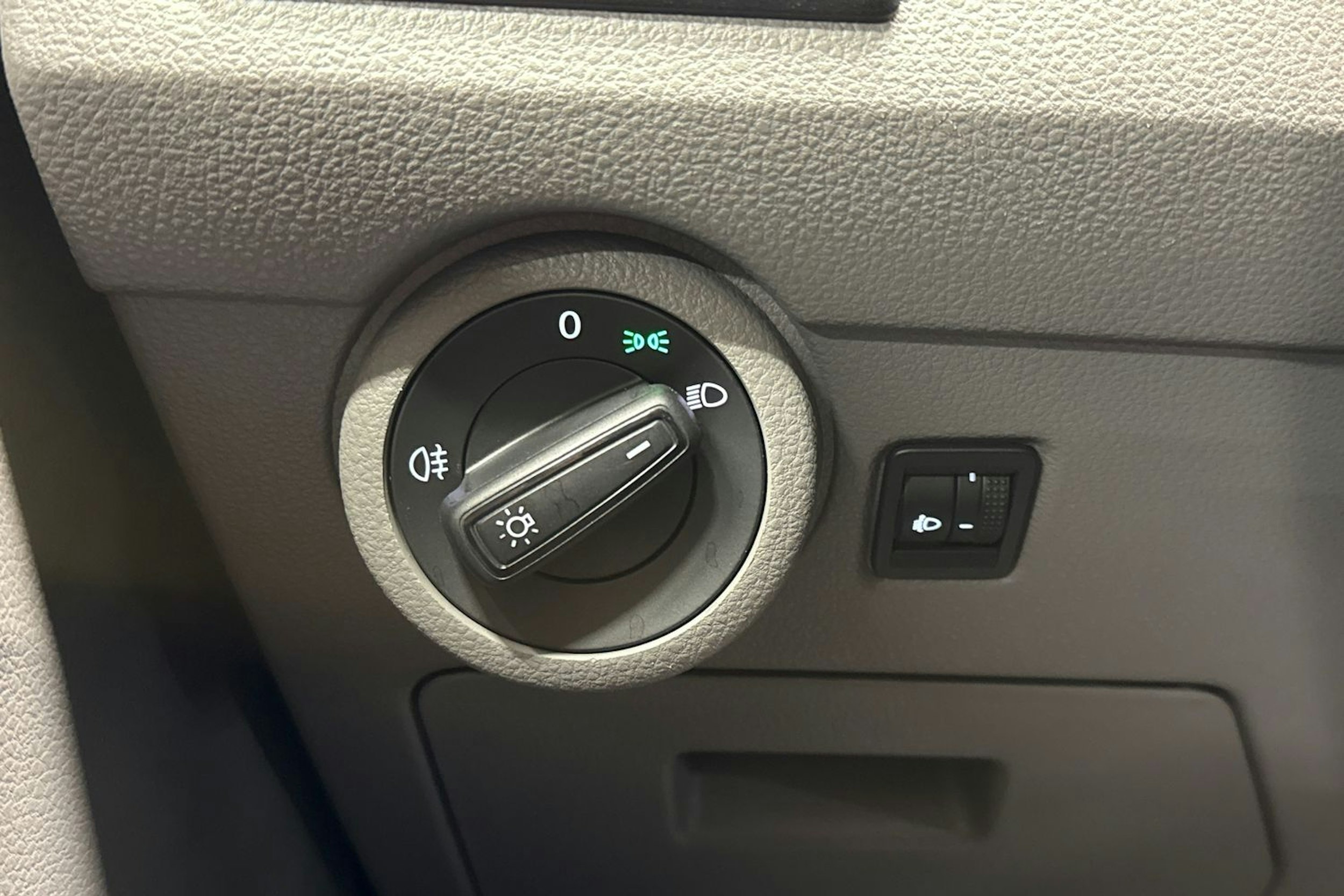 valkoinen Volkswagen Caravelle 2022 kuva 16.