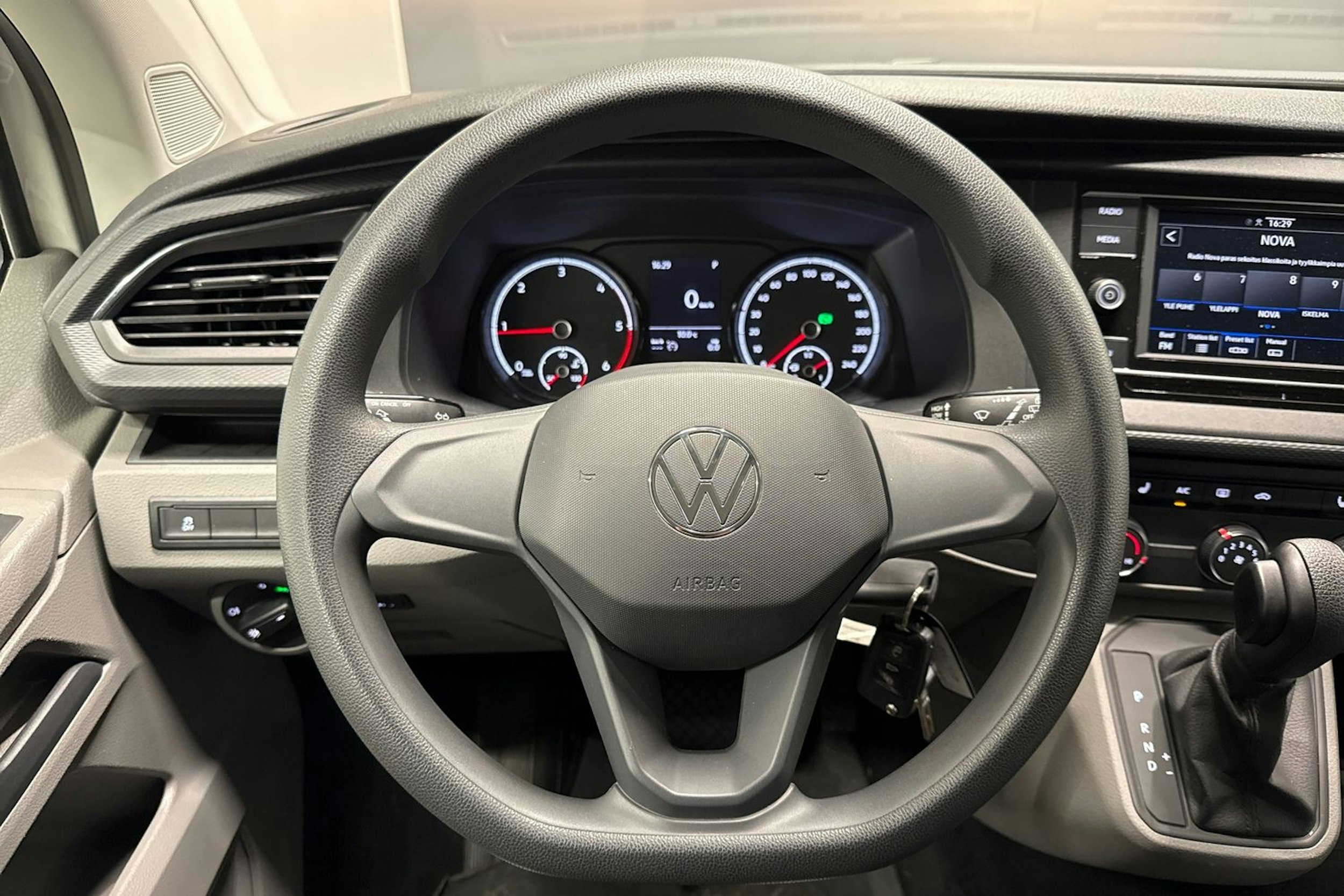 valkoinen Volkswagen Caravelle 2022 kuva 17.